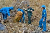 Quả bom phá còn nguyên kíp nổ, cách nhà dân khoảng 50m.