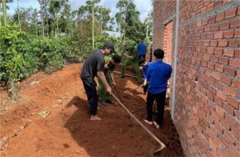 Lực lượng Công an và đoàn viên, thanh niên xã Tam Giang, tỉnh Đắk Lắk tham gia xây dựng, đẩy nhanh tiến độ xóa nhà tạm, nhà dột nát cho hộ nghèo trên địa bàn. img-0172-7943-4110.jpg