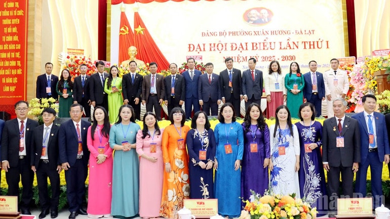 Lãnh đạo Trung ương và địa phương cùng Ban chấp hành Đảng bộ phường Xuân Hương-Đà Lạt chụp ảnh lưu niệm. ndo_br_1.jpg