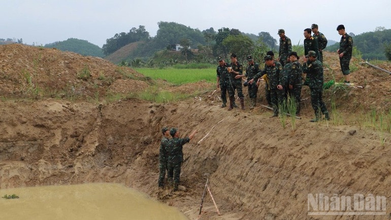 Việc hủy nổ được thực hiện đúng kỹ thuật, bảo đảm an toàn tuyệt đối về người và trang bị. ndo_br_aa.jpg