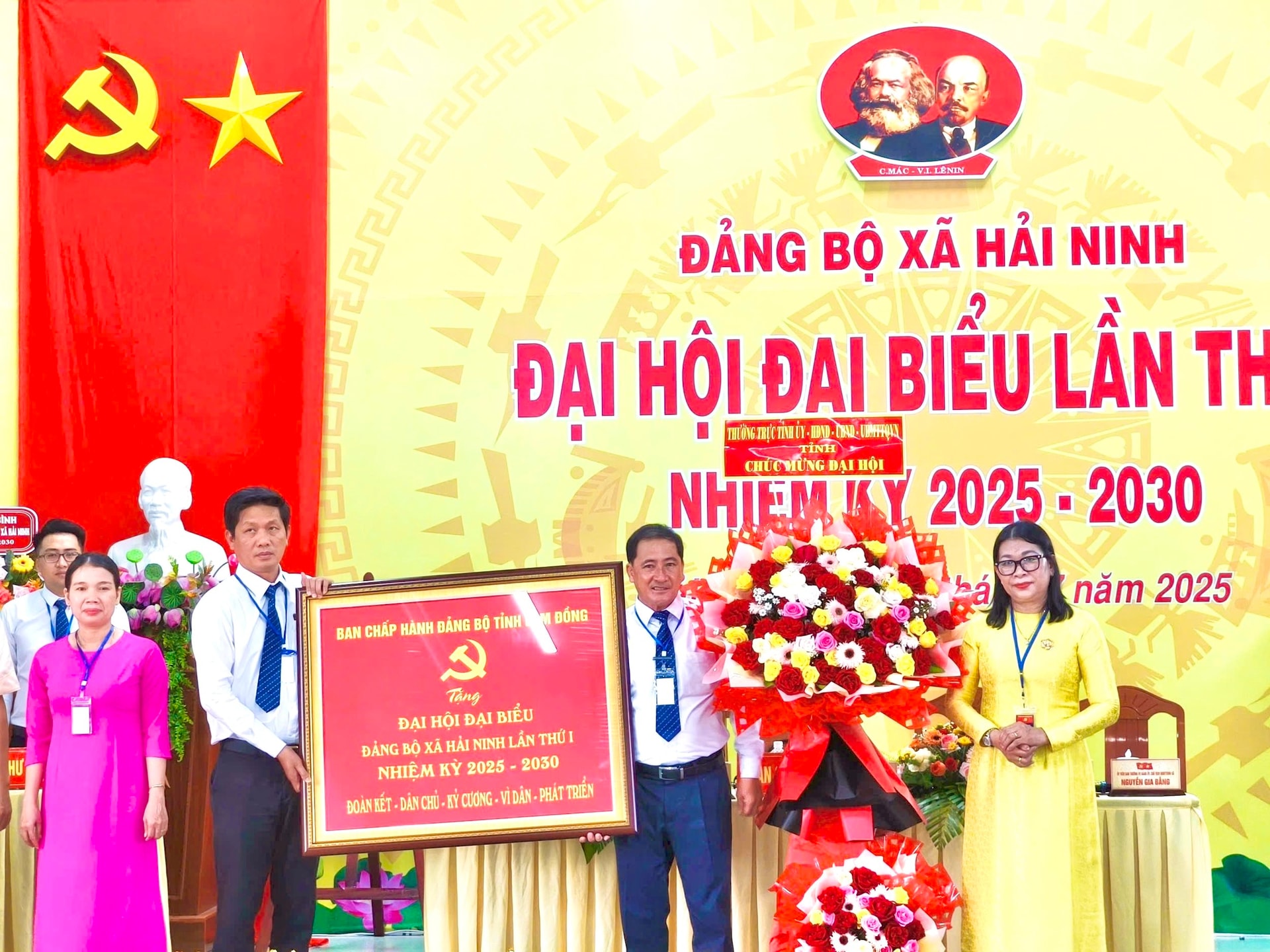 Đồng chí Bố Thị Xuân Linh trao tặng hoa và bức trướng chúc mừng Đại hội