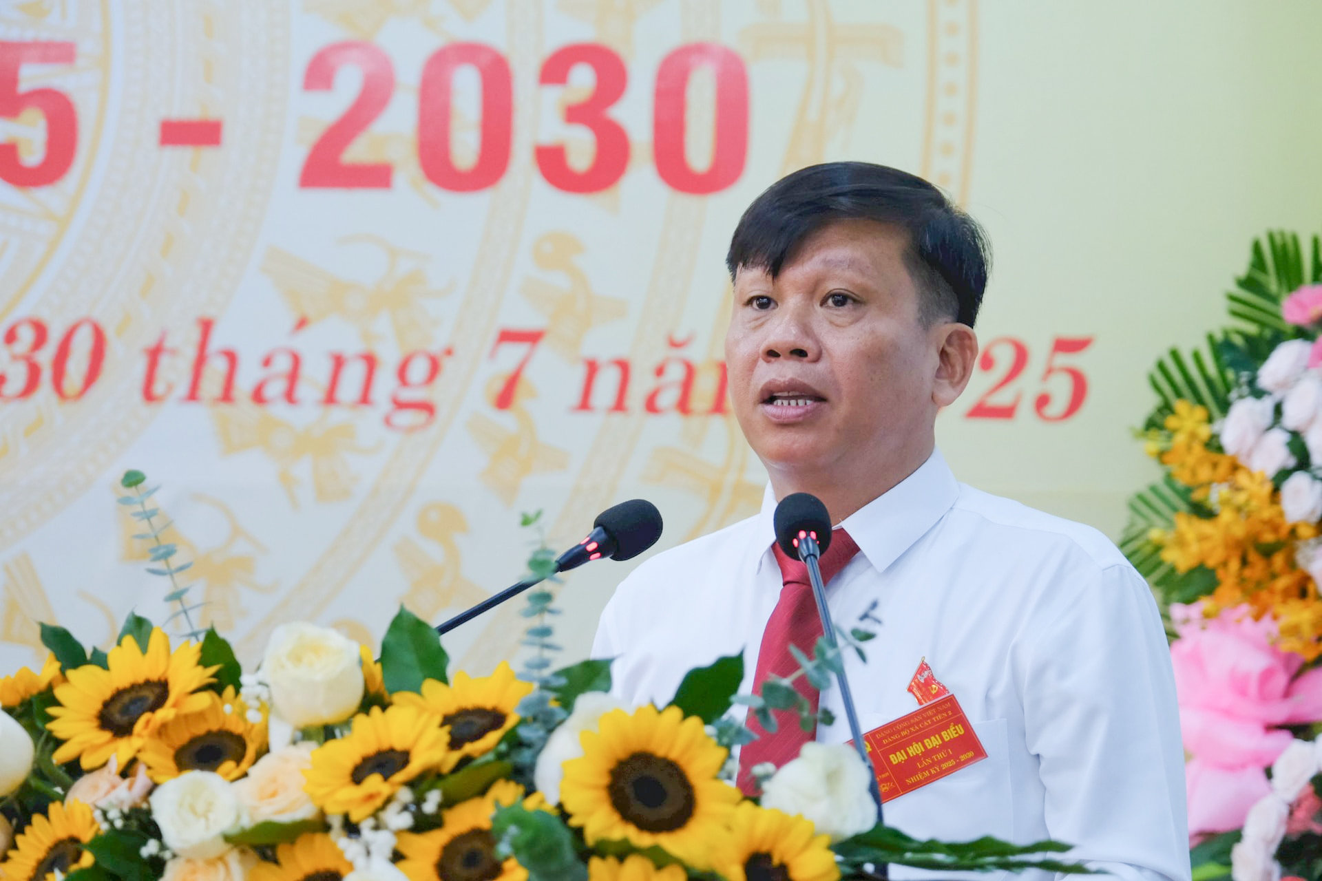 Đồng chí Nguyễn Hoàng Lịch, Chủ tịch UBND xã Cát Tiên 2 trình bày Dự thảo báo cáo kiểm điểm sự lãnh đạo, chỉ đạo của Ban Chấp hành Đảng bộ nhiệm kỳ 2020 - 2025