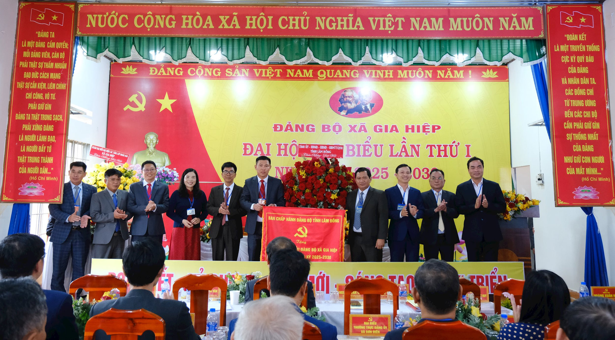 Đại hội vinh dự đón nhận bức trướng chúc mừng của lãnh đạo tỉnh Lâm Đồng