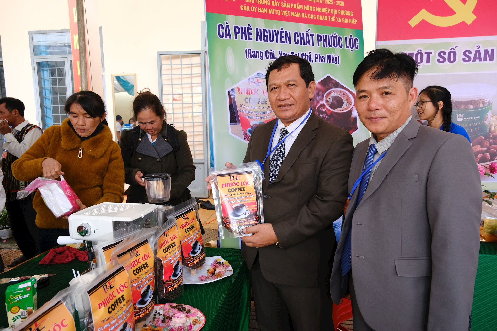 Lãnh đạo tỉnh Lâm Đồng tham quan gian hàng trưng bày đặc sản địa phương tại Đại hội