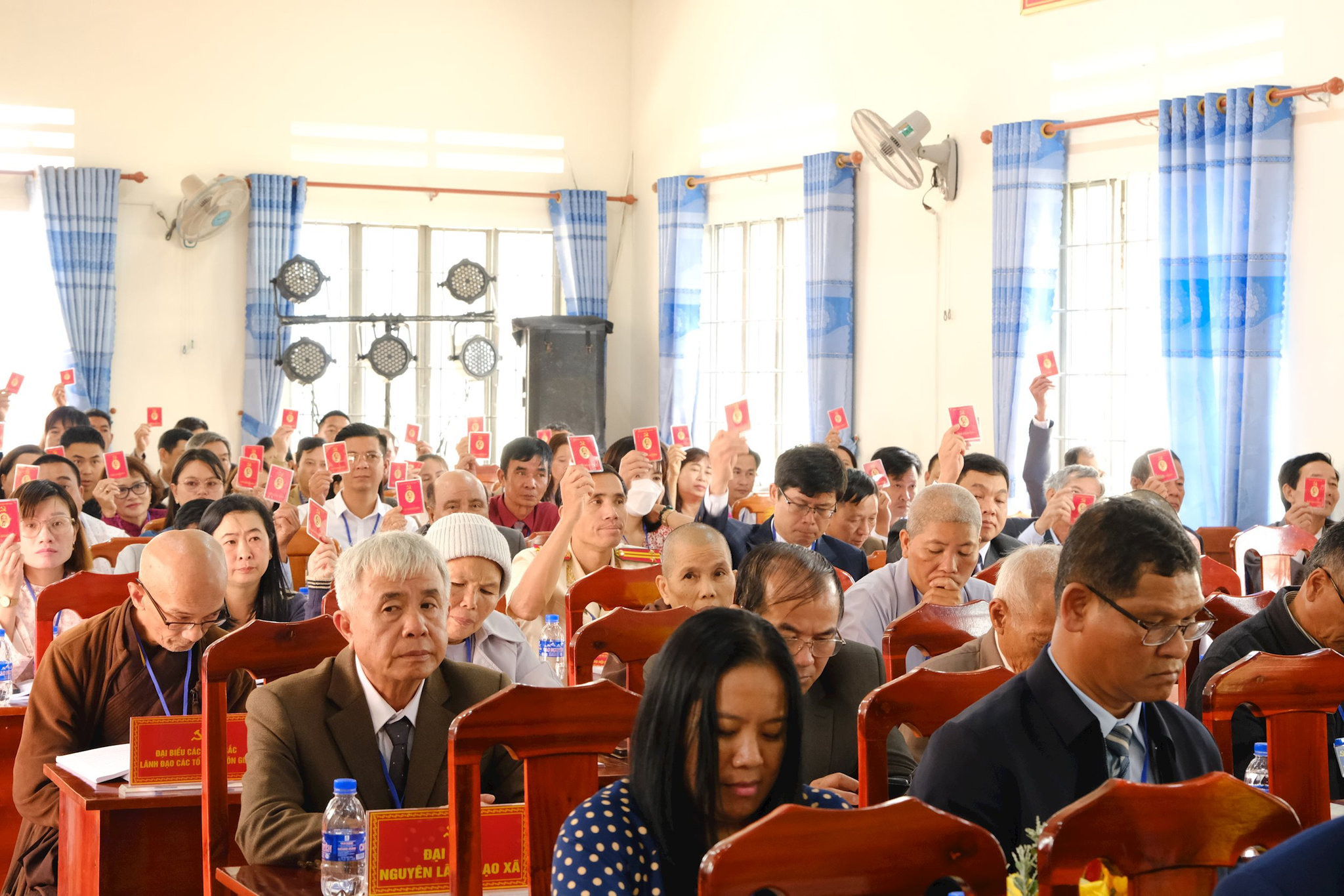 Đại biểu biểu quyết thông qua các nội dung tại Đại hội
