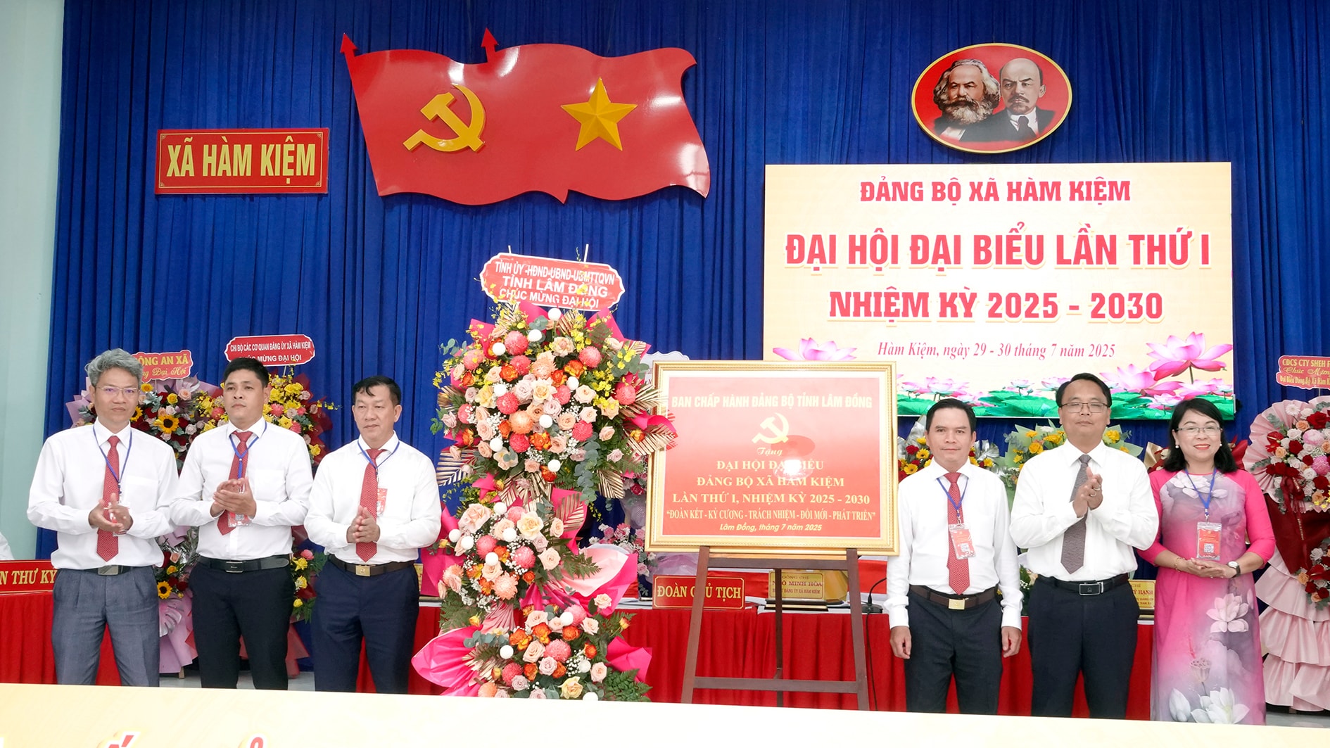 Lãnh đạo tỉnh tặng hoa và bức trướng chúc mừng đại hội