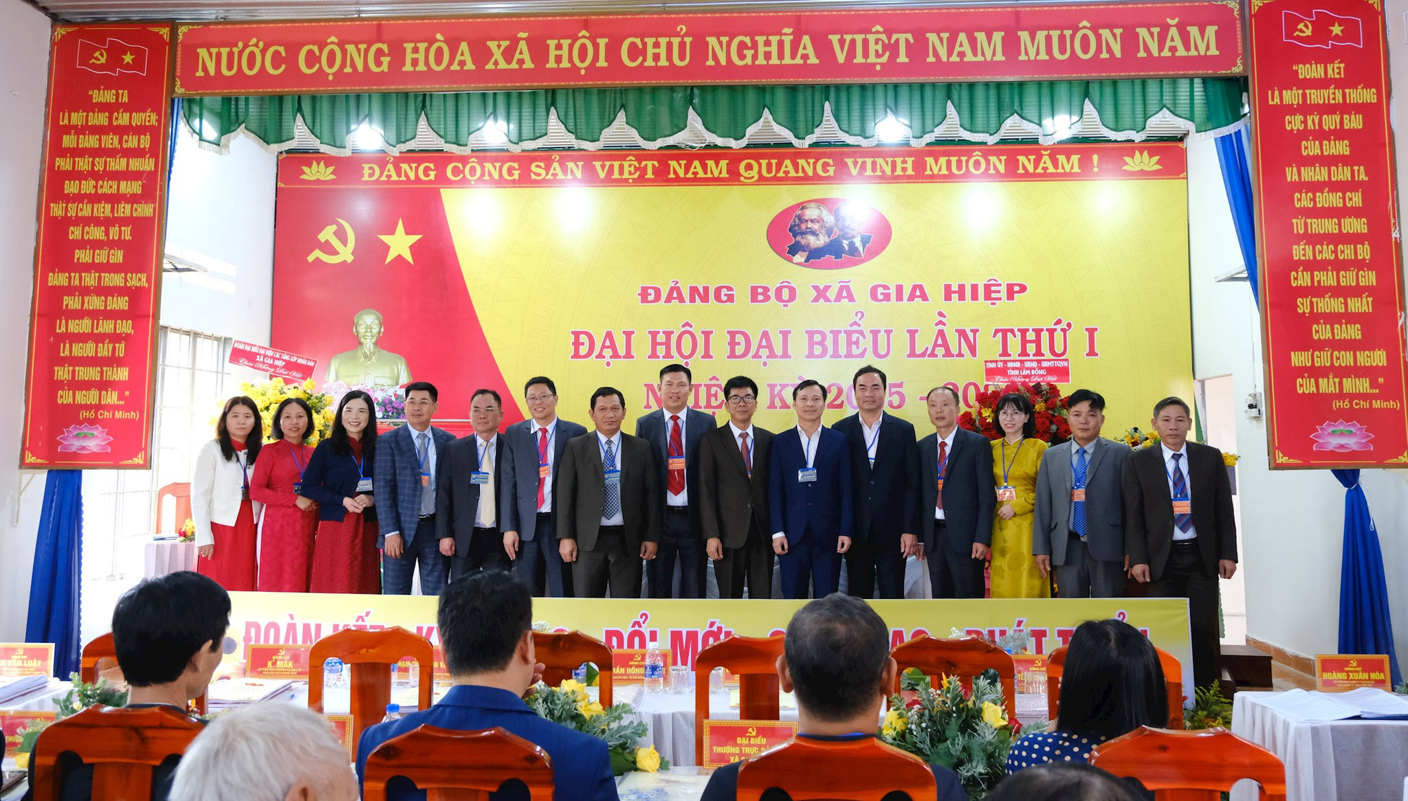 Lãnh đạo tỉnh Lâm Đồng chụp hình lưu niệm với Ban thường vụ Đảng ủy xã Gia Hiệp