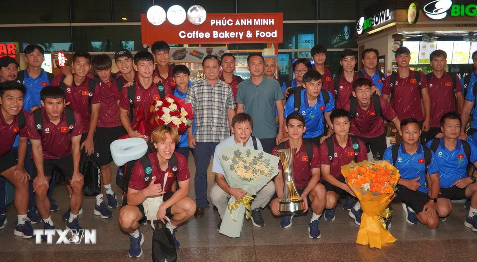 Đội tuyển U23 Việt Nam và Cúp vô địch đã về tới Thành phố Hồ Chí Minh. (Ảnh: Trung Tuyến/TTXVN)