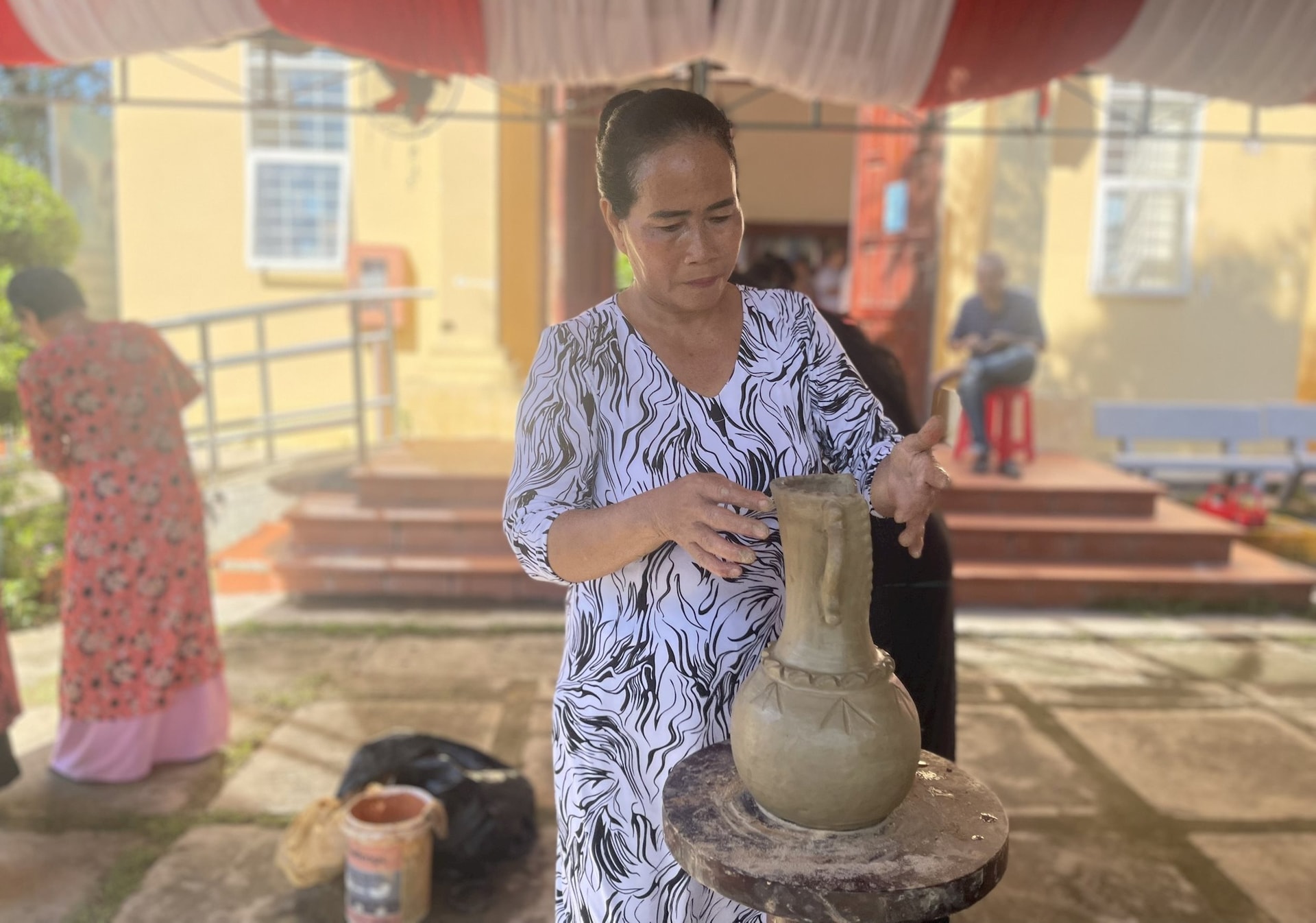 Nghệ nhân Nguyễn Thị Hồng đang trình diễn làm gốm