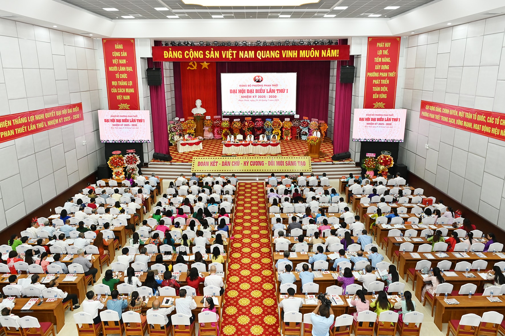 Toàn cảnh đại hội sáng 30_7 (1)