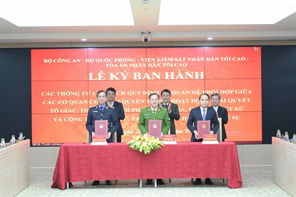 Thứ trưởng Bộ Công an Nguyễn Văn Long, Phó Viện trưởng Viện kiểm sát nhân dân tối cao Hồ Đức Anh, Phó Chánh án Tòa án nhân dân tối cao Nguyễn Quốc Đoàn ký Thông tư liên tịch quy định về phối hợp giữa các quan có thẩm quyền trong hoạt động tố tụng hình sự, quản lý, thi hành tạm giữ, tạm giam và thi hành án hình sự.
