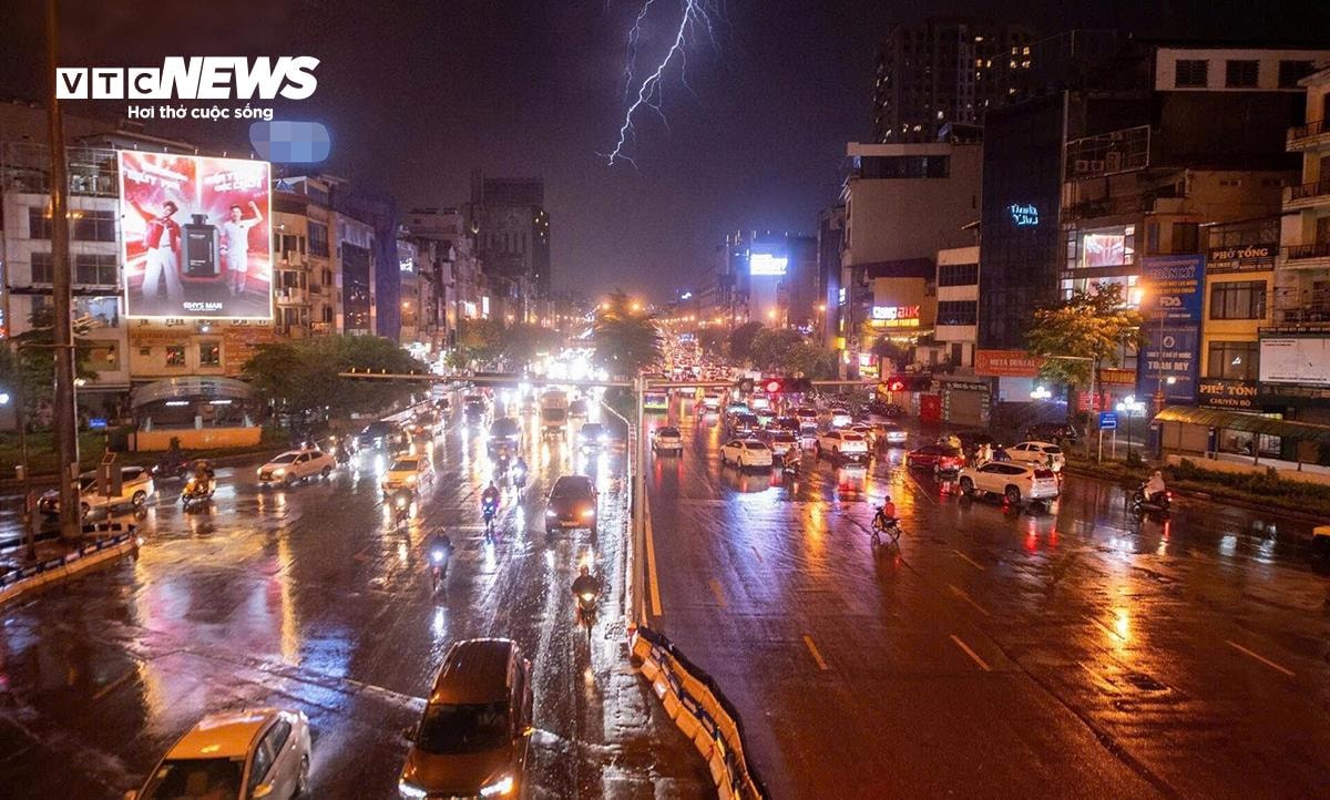 Từ chiều tối qua 30/7, mưa dông tái diễn ở miền Bắc, nhiệt độ khu vực này xu hướng giảm dần. (Ảnh minh hoạ: Thành Vĩnh)