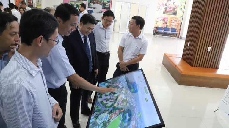 Các đại biểu trải nghiệm việc chuyển đổi số về giới thiệu các điểm du lịch của tỉnh được trưng bày tại buổi lễ. img-2210-8232.jpg