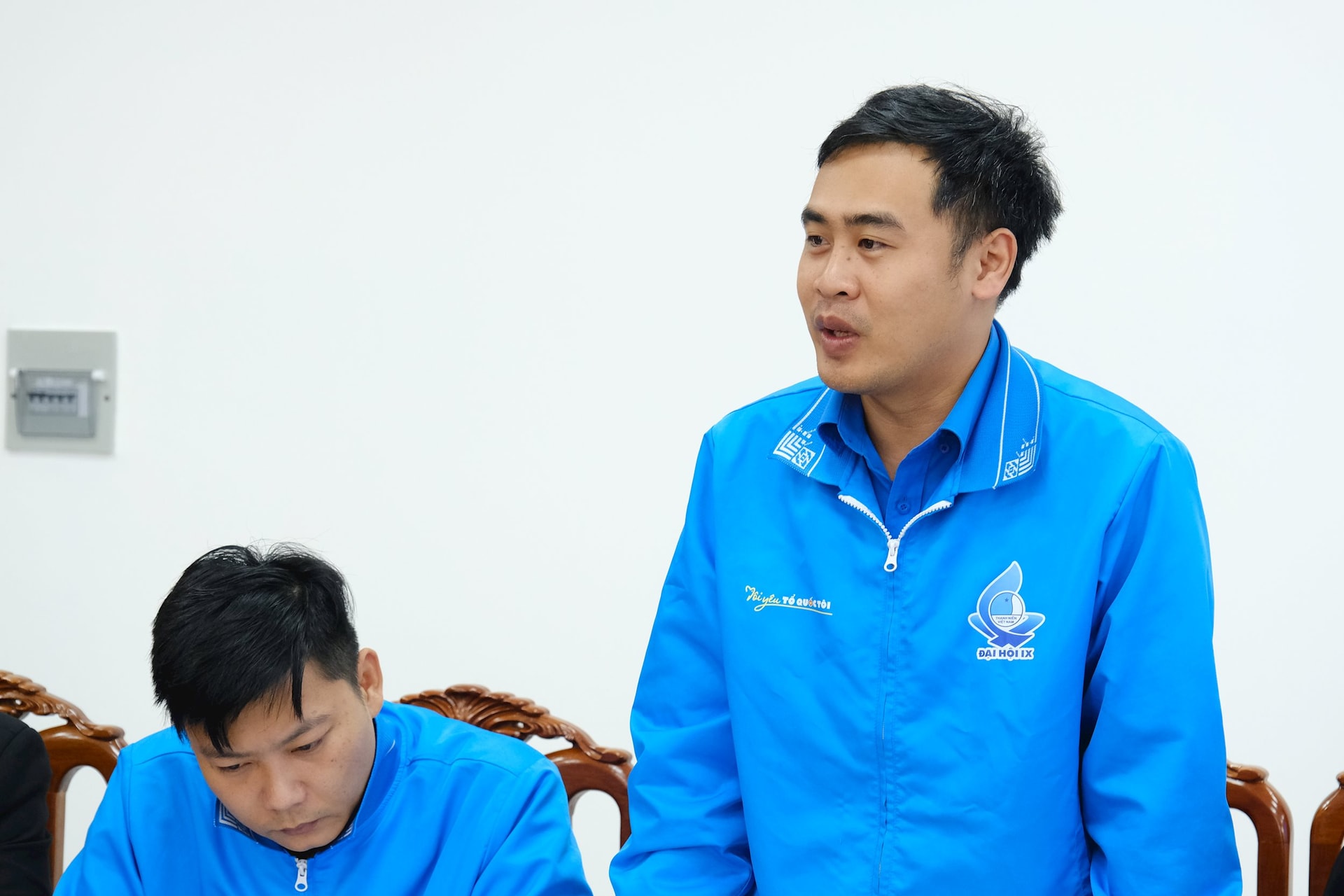 Đại biểu thảo luận, đóng góp ý kiến
