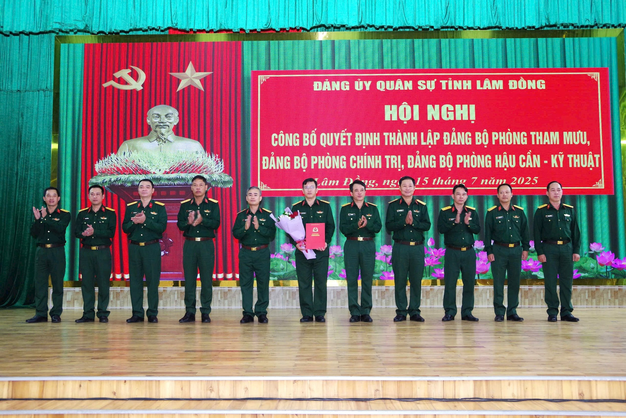 Đại tá Nguyễn Văn Sơn (thứ 5 từ trái qua), Phó Bí thư Thường trực Đảng ủy, Chính ủy Bộ Chỉ huy Quân sự tỉnh Lâm Đồng trao quyết định thành lập Đảng bộ Phòng Tham mưu