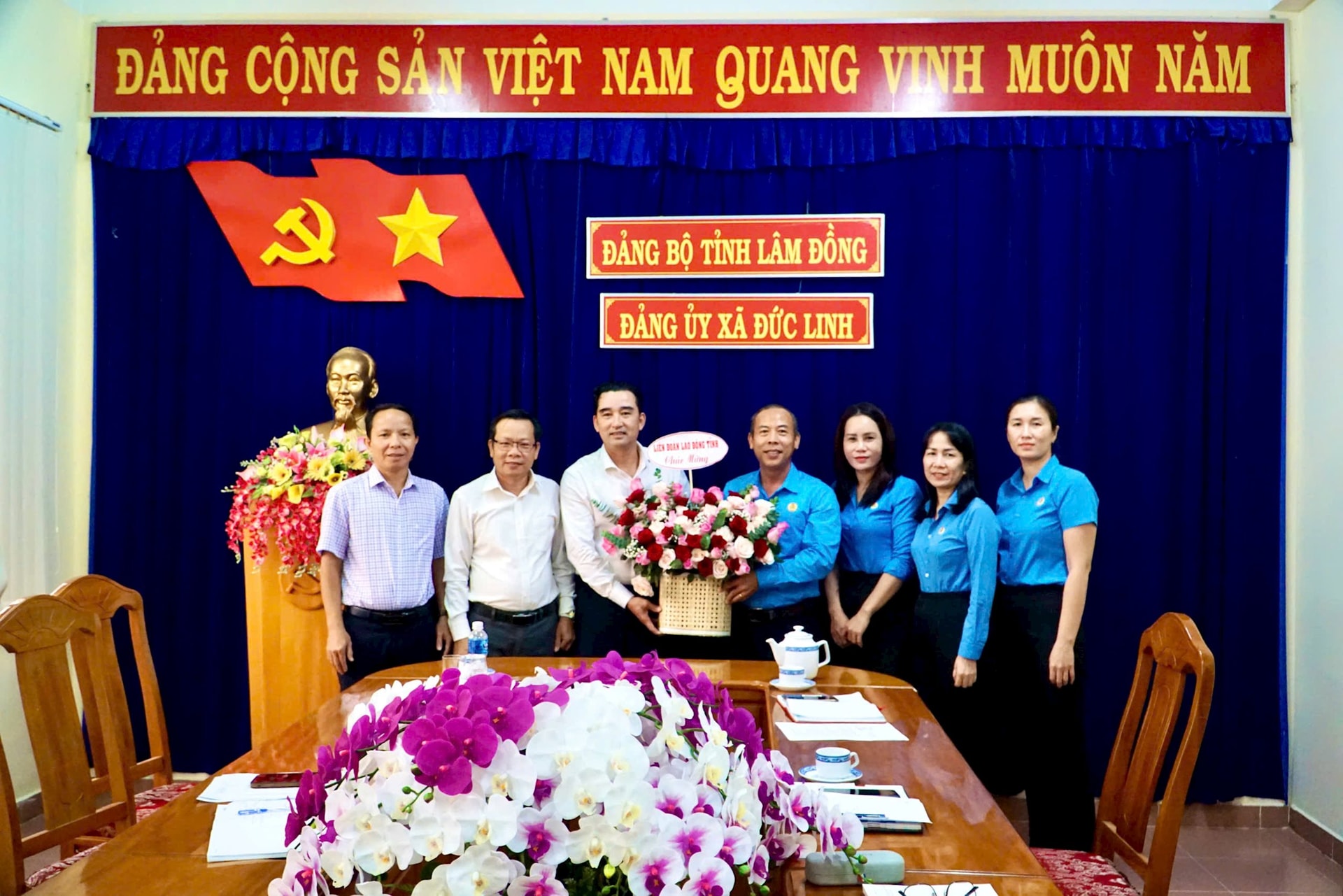 Đoàn công tác Liên đoàn Lao động tỉnh tặng hoa cho Đảng ủy xã Đức Bình
