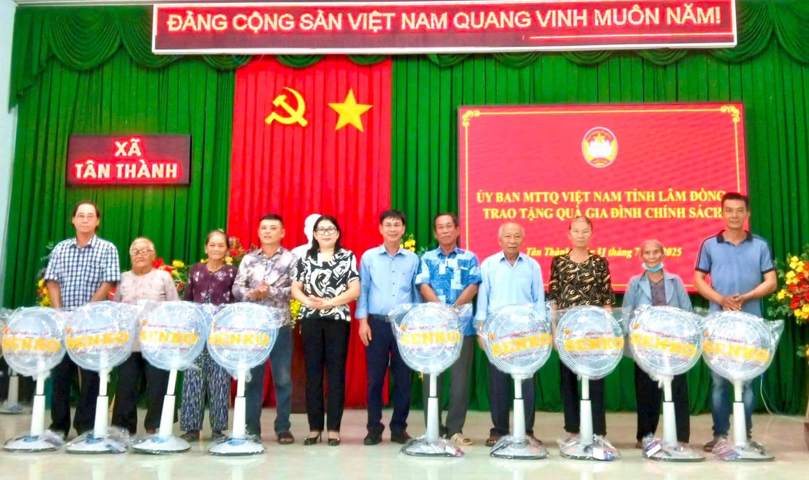 dong-chi-bo-thi-xuan-linh-uy-vien-mttq-viet-nam-tinh-trao-tang-10-cay-quat-cho-cac-gia-dinh-chinh-sach-co-hoan-canh-kho-khan(1).jpg
