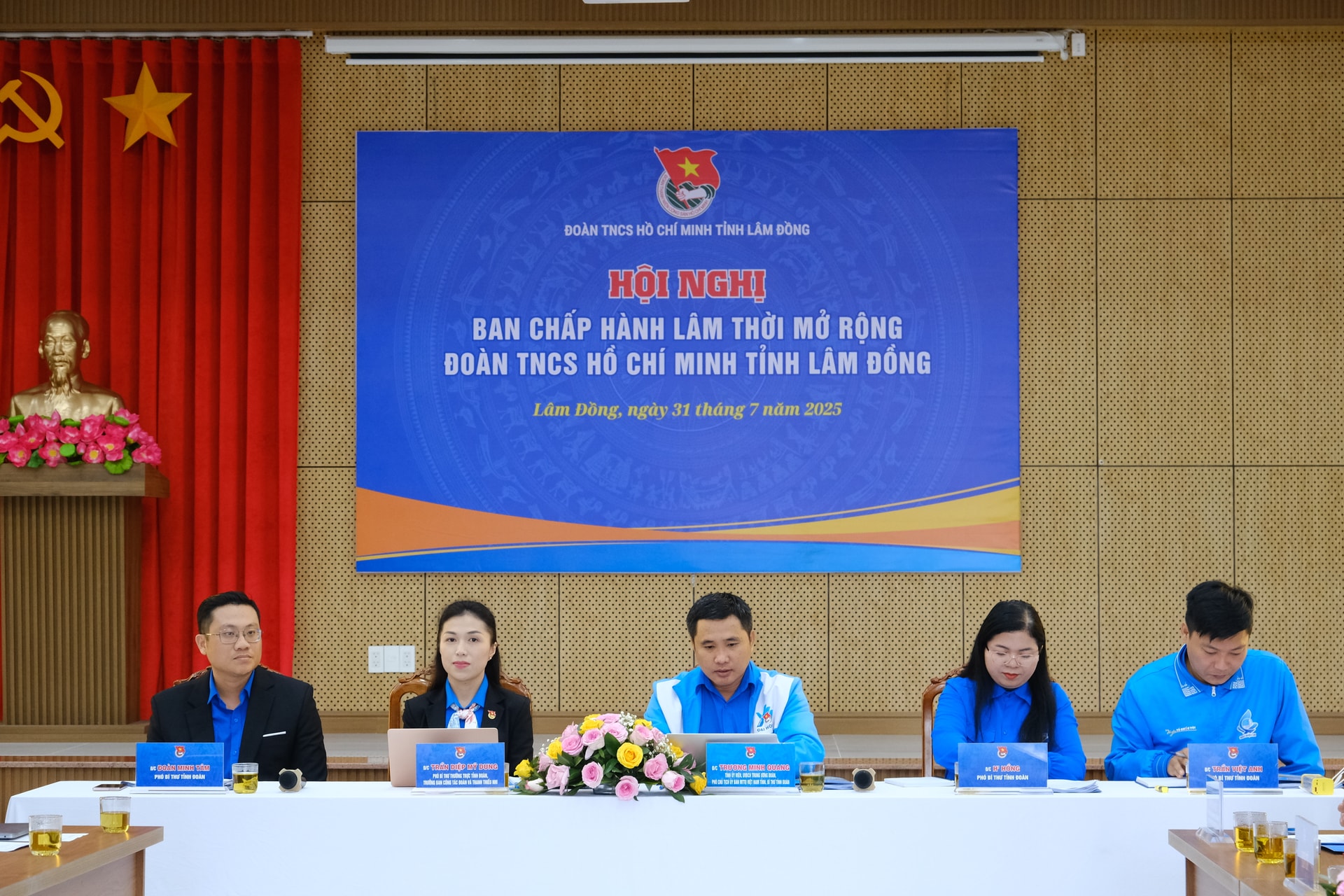 Các đồng chí chủ trì hội nghị