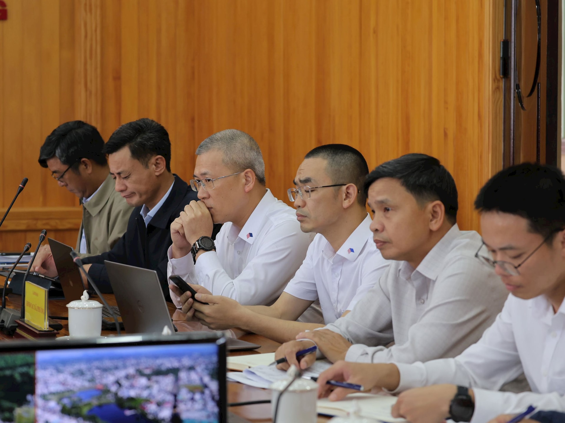 Lãnh đạo VP UBND tỉnh, các sở ngành và nhà đầu tư dự buổi làm việc
