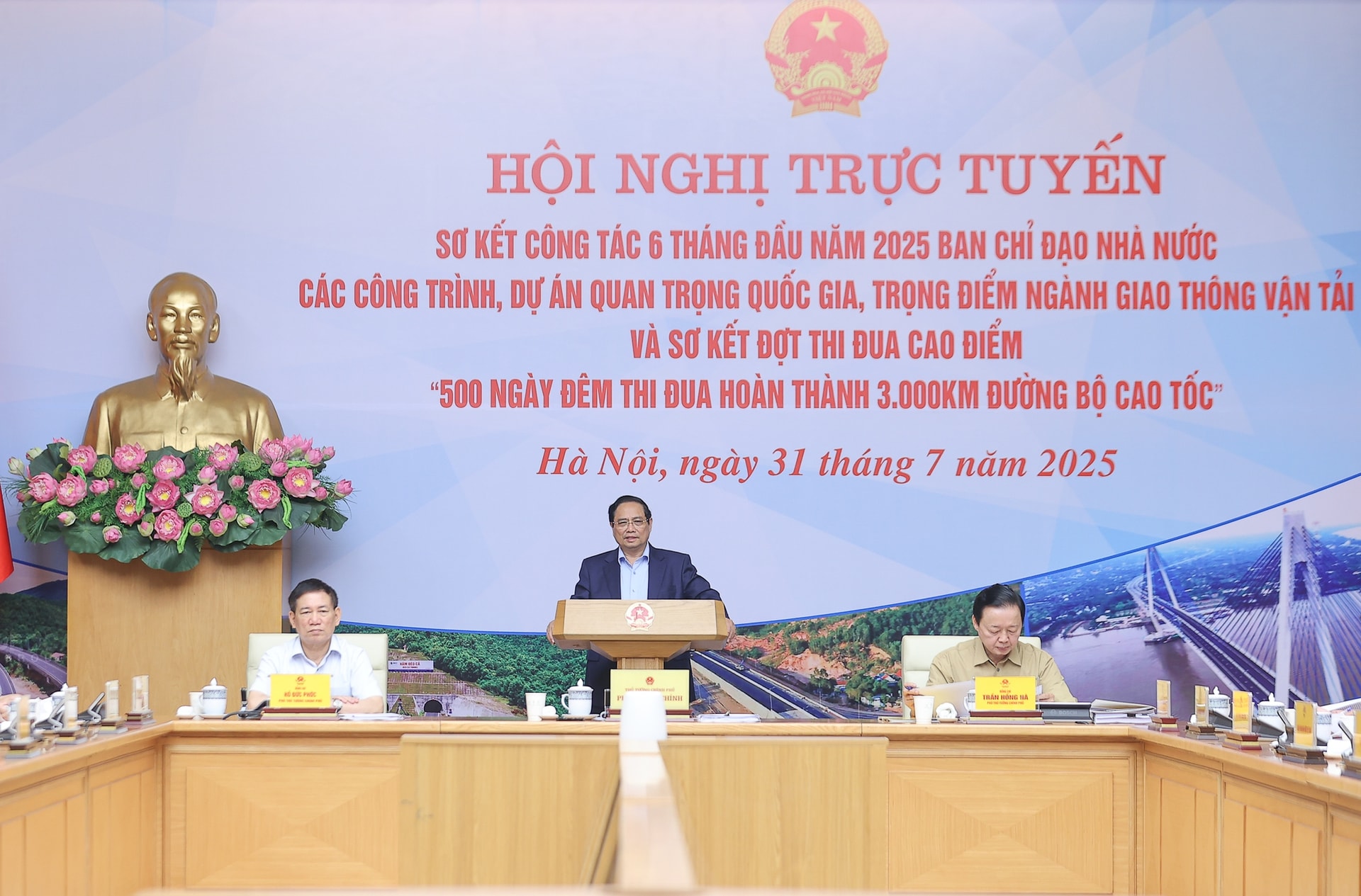 Thủ tướng Chính phủ Phạm Minh Chính chủ trì Hội nghị cùng Phó Thủ tướng Trần Hồng Hà và Phó Thủ tướng Hồ Đức Phớc. Ảnh chinhphu.vn