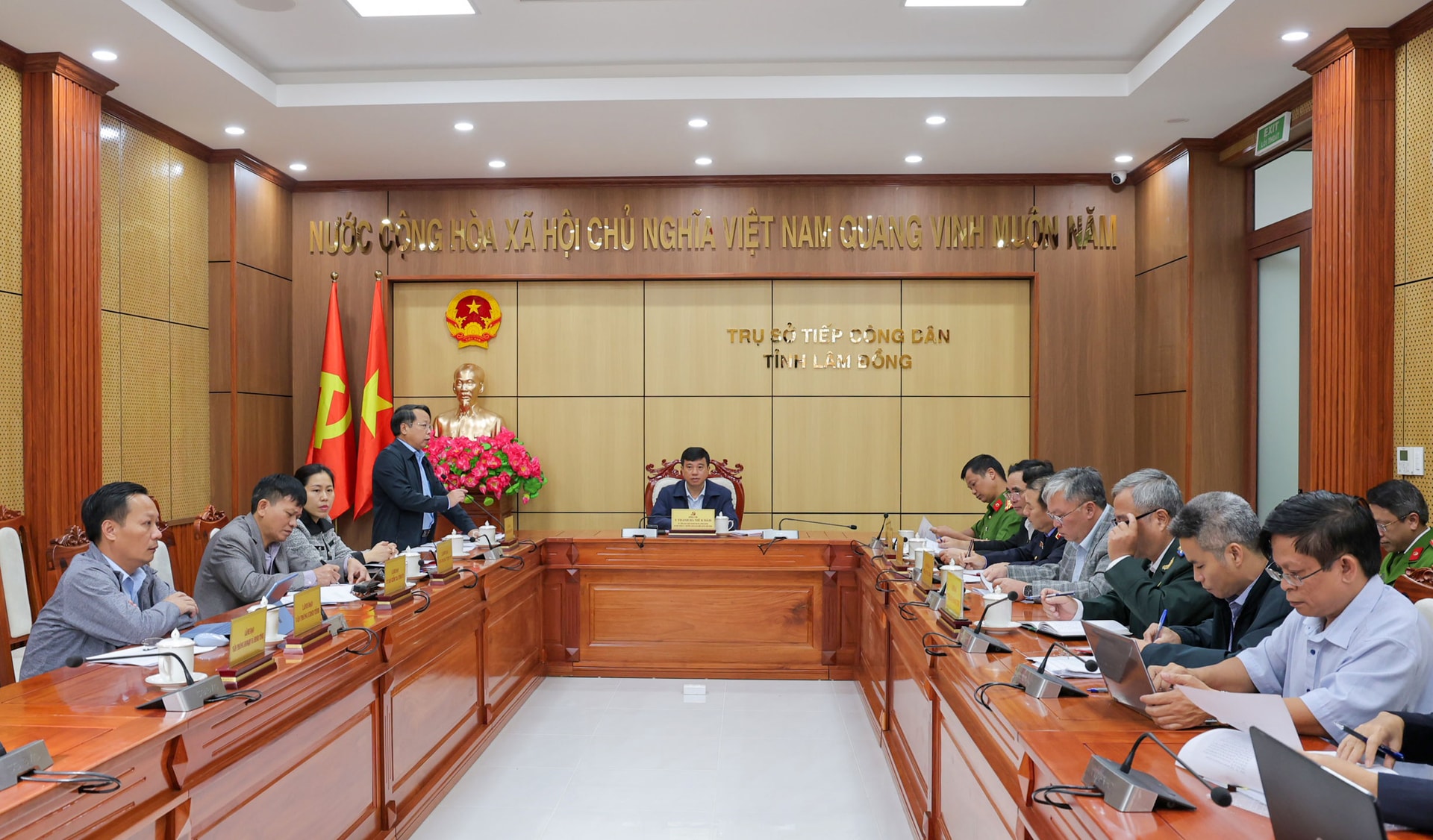 tiep-cong-dan-2.jpg