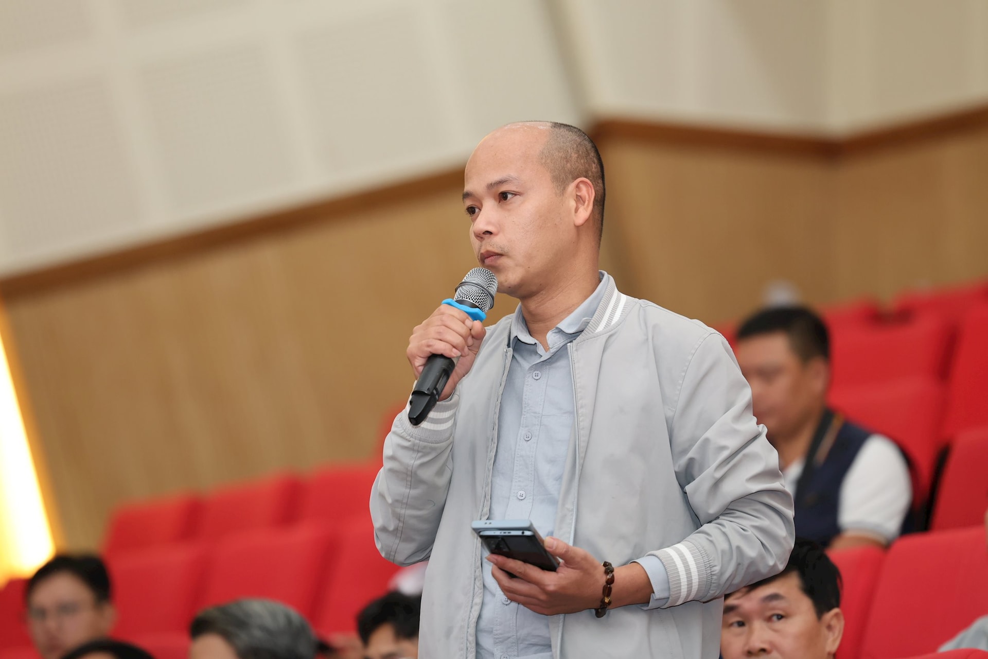 Nhà báo Lê Giang, Báo Người Lao Động đặt câu hỏi tại buổi Họp báo