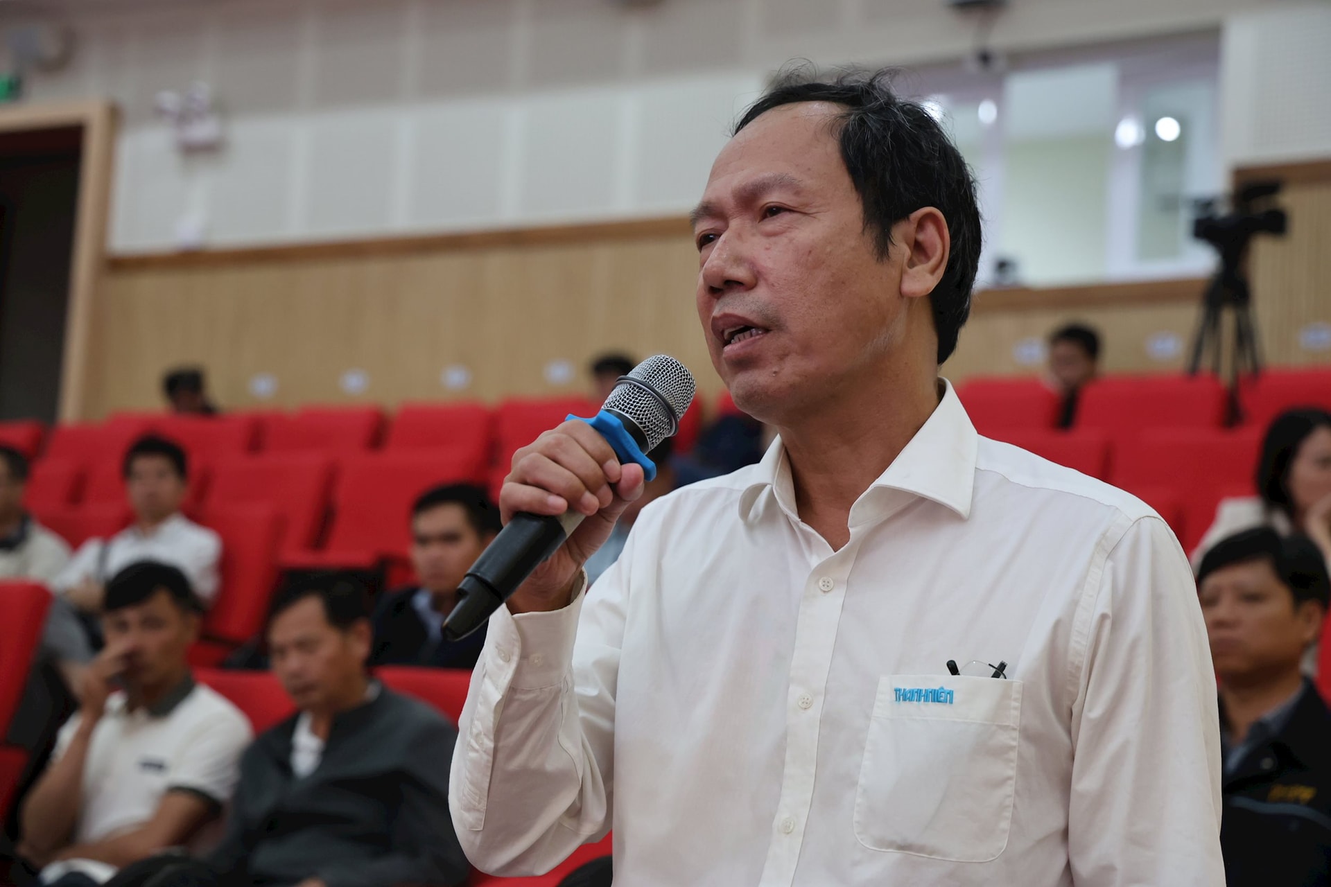 Nhà báo Quế Hà - Báo Thanh niên đặt câu hỏi liên quan tới giải phóng mặt bằng, tính giá đất của các dự án lớn trên địa bàn
