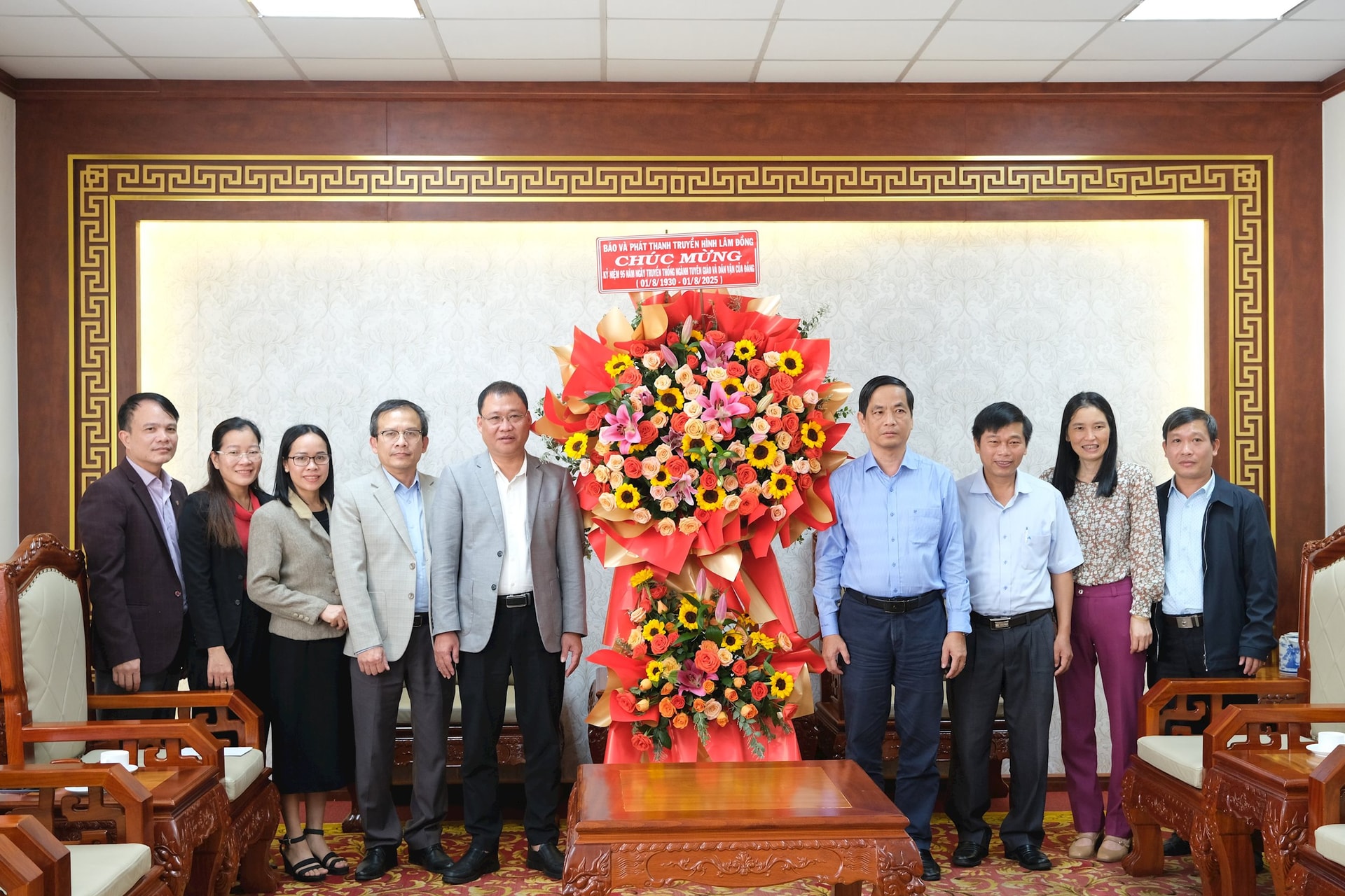 Báo và Phát thanh, Truyền hình Lâm Đồng tặng hoa chúc mừng kỷ niệm 95 năm Ngành tuyên giáo của Đảng