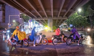 Sấm chớp rền vang giữa cơn mưa lớn, người Hà Nội phải trú tạm gầm cầu