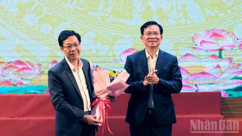 Chủ tịch Ủy ban nhân dân tỉnh Lâm Đồng Hồ Văn Mười động viên cán bộ, công chức, viên chức cấp tỉnh tăng cường cơ sở tại lễ ra quân. ndo_br_2-7235.jpg