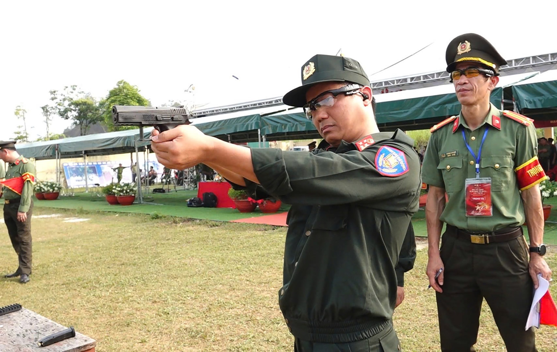 Đại tá Đậu Xuân Bảo - Ủy viên Ban thường vụ Đảng ủy, Phó Giám đốc Công an tỉnh tham gia bài bắn súng ngắn dành cho lãnh đạo