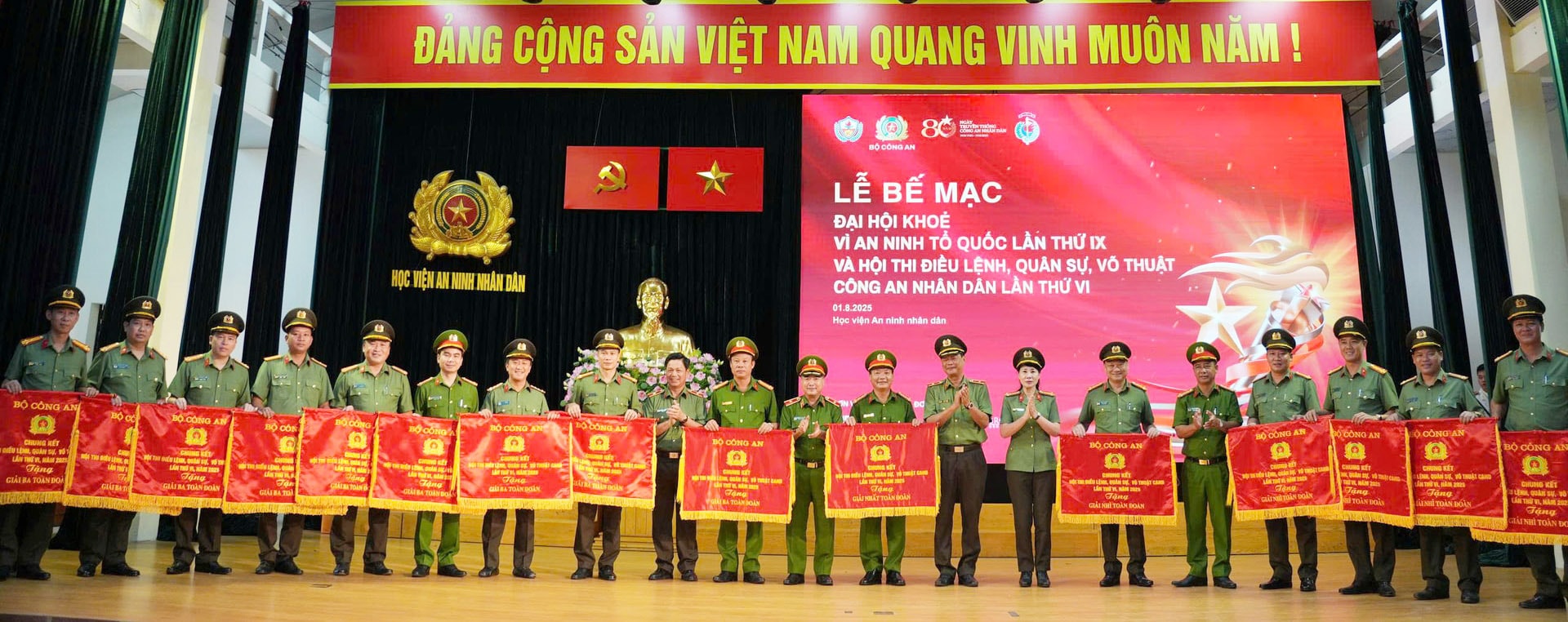 oi-thi-dieu-lenh-quan-su-vo-thuat-cho-doi-tuyen-cong-an-tinh-lam-dong-dai-dien-doi-tuyen-cong-an-lam-dong-dung-thu-2-tu-phai(1).jpg