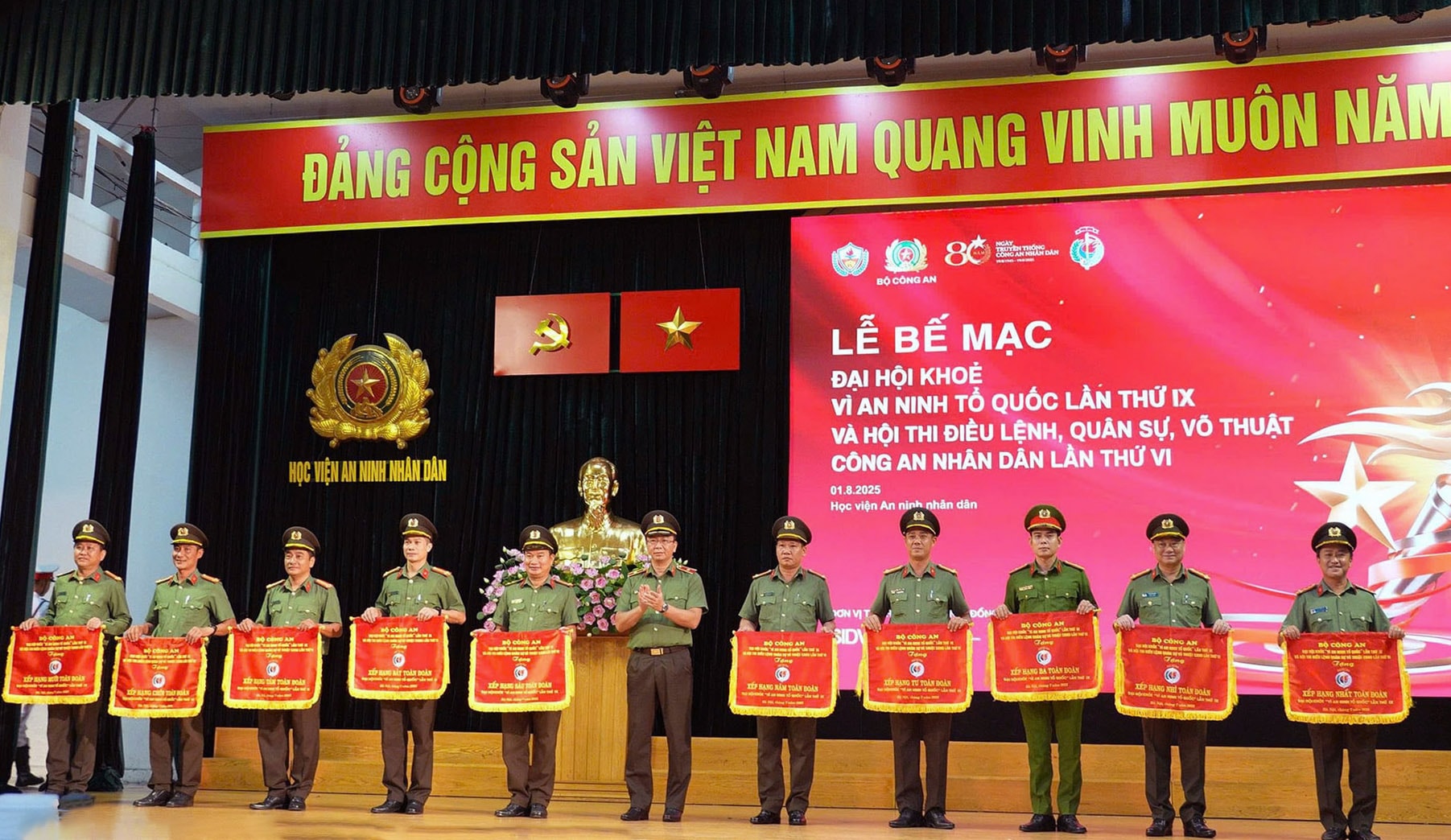 thieu-tuong-pham-kim-dinh-cuc-truong-cuc-cong-tac-chinh-tri-trao-co-cho-10-doi-tuyen-xuat-sac-nhat-tai-dai-hoi-khoe-dai-dien-doi-tuyen-cong-an-lam-dong-dung-thu-5-tu-trai-qua-(1).jpg