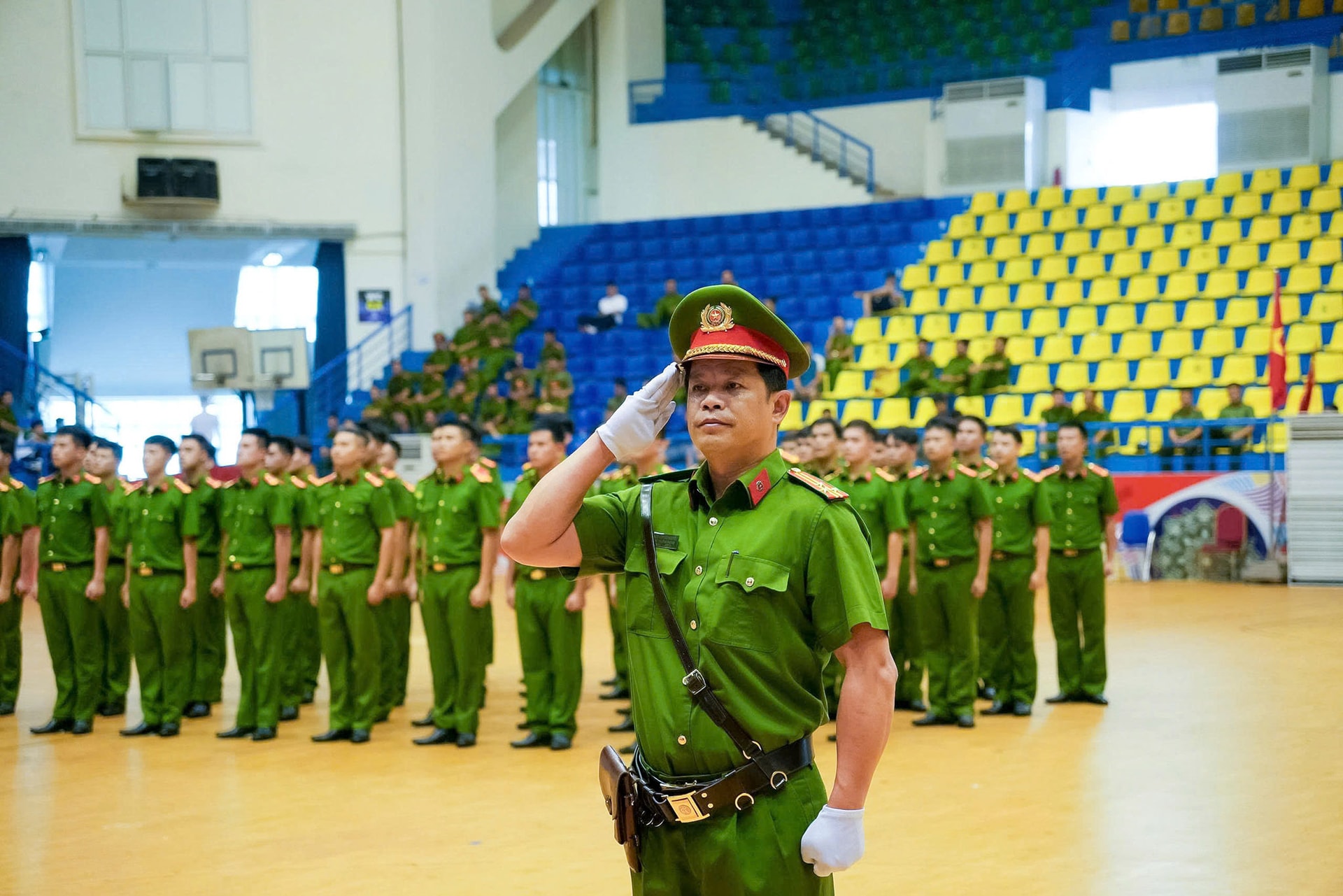 Thượng tá Phạm Lâm Hải Nguyên – Phó trưởng phòng Kỹ thuật hình sự thực hiện chỉ huy đội tuyển điều lệnh, võ thuật CAND