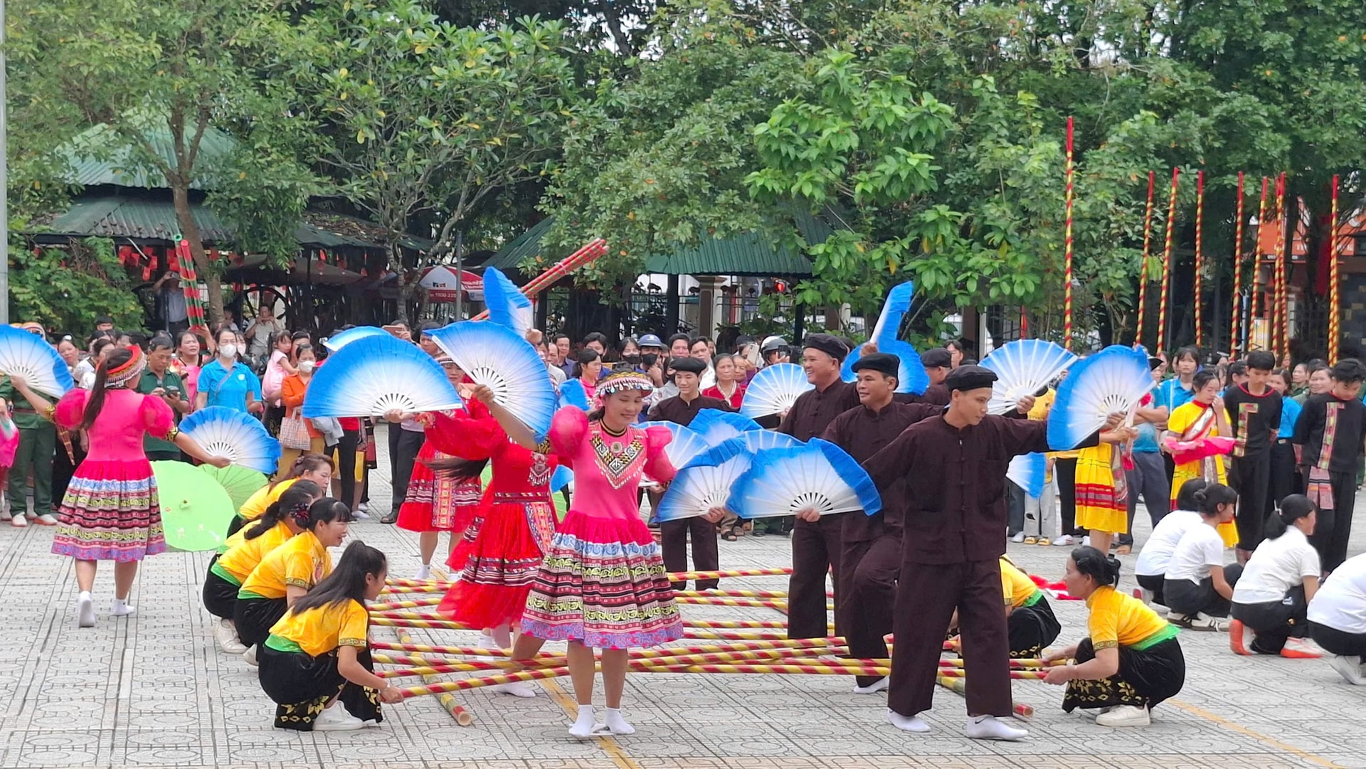 Phần thi nhảy sạp đẹp mắt đến từ các đội thi