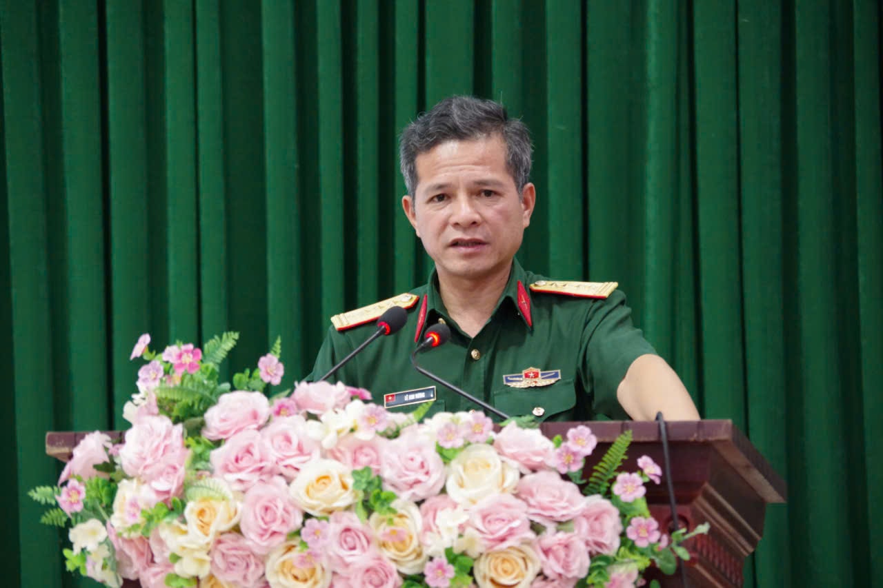 Colonel Le Anh Vuong, Deputy Commander and Chief of Staff of the Provincial Military Command, outlined the requirements for the training class.