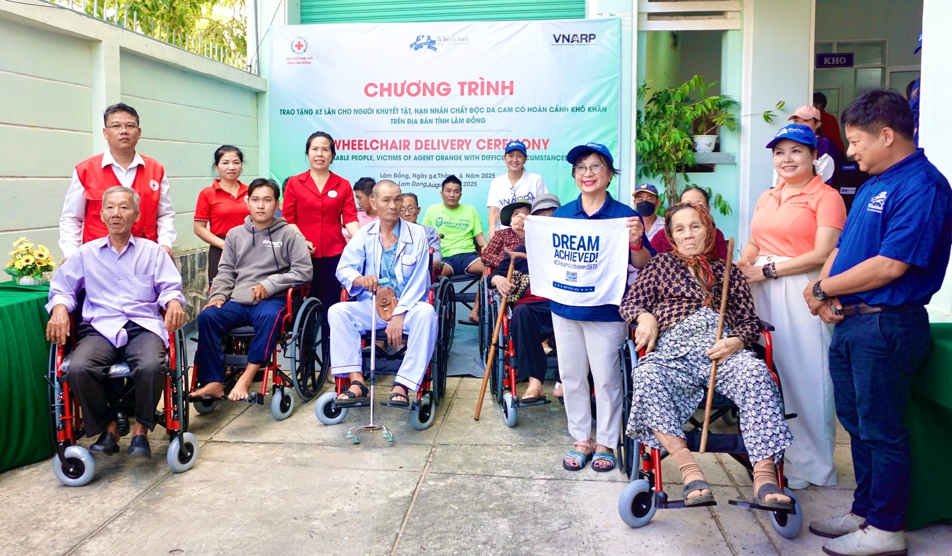 Hội CTĐ tỉnh Lâm Đồng cùng nhà tài trợ trao tặng xe lăn cho người khuyết tật, nạn nhân chất độc da cam