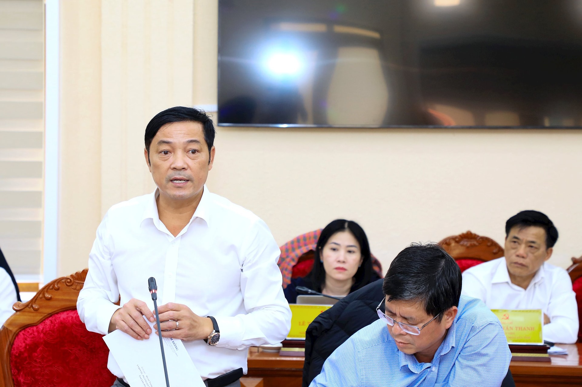 10 UVBTV Tỉnh ủy, Phó Chủ tịch UBND tỉnh Lê Trọng Yên đề nghị bổ sung, lảm rõ nét thế mạnh kinh tế của tỉnh về khoáng sản và rừng