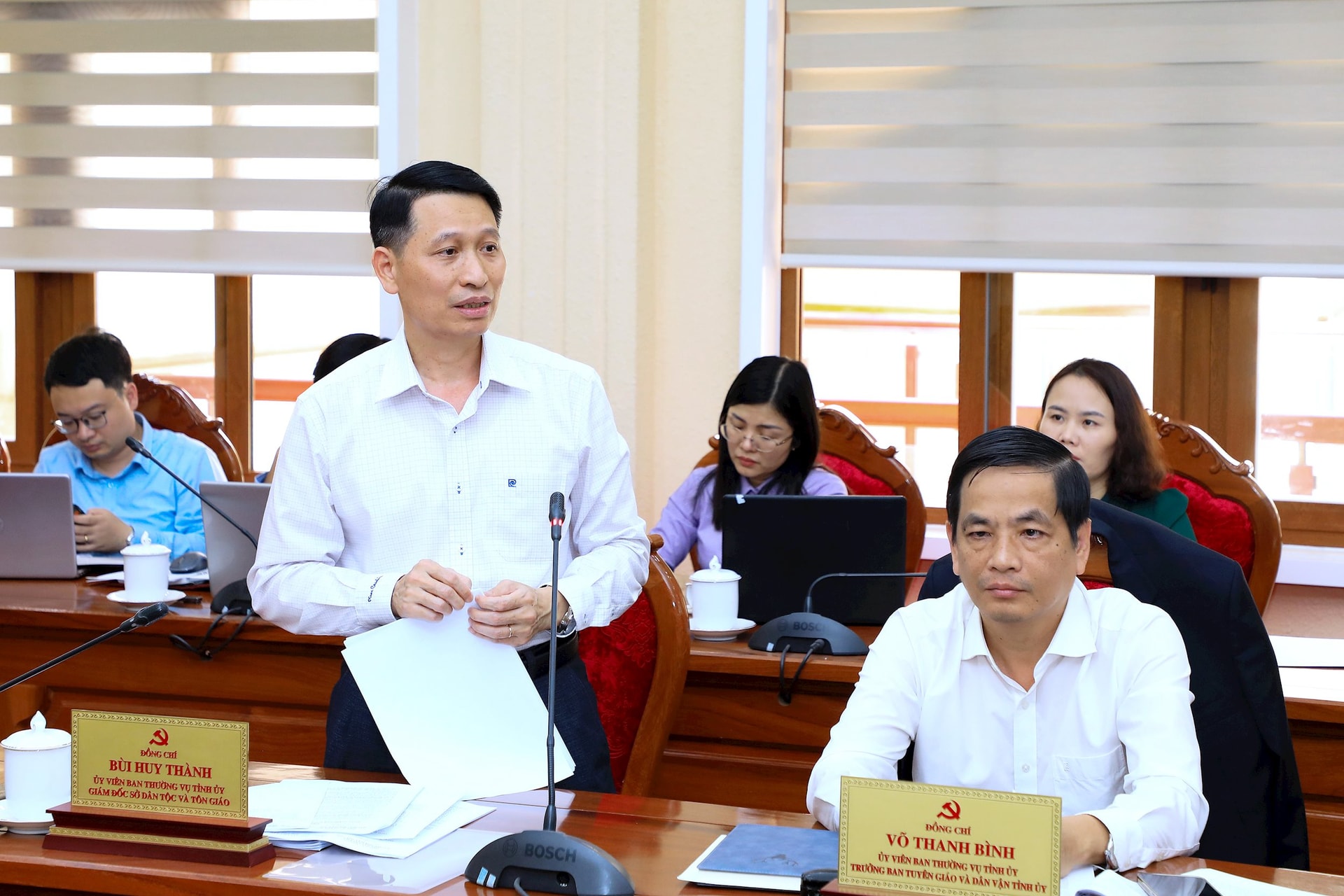 13 UVBTV Tỉnh ủy, Giám đốc Sở Dân tộc và Tôn giáo Bùi Huy Thành đề nghị cụ thể hóa một số chỉ tiêu trong Dự thảo văn kiện