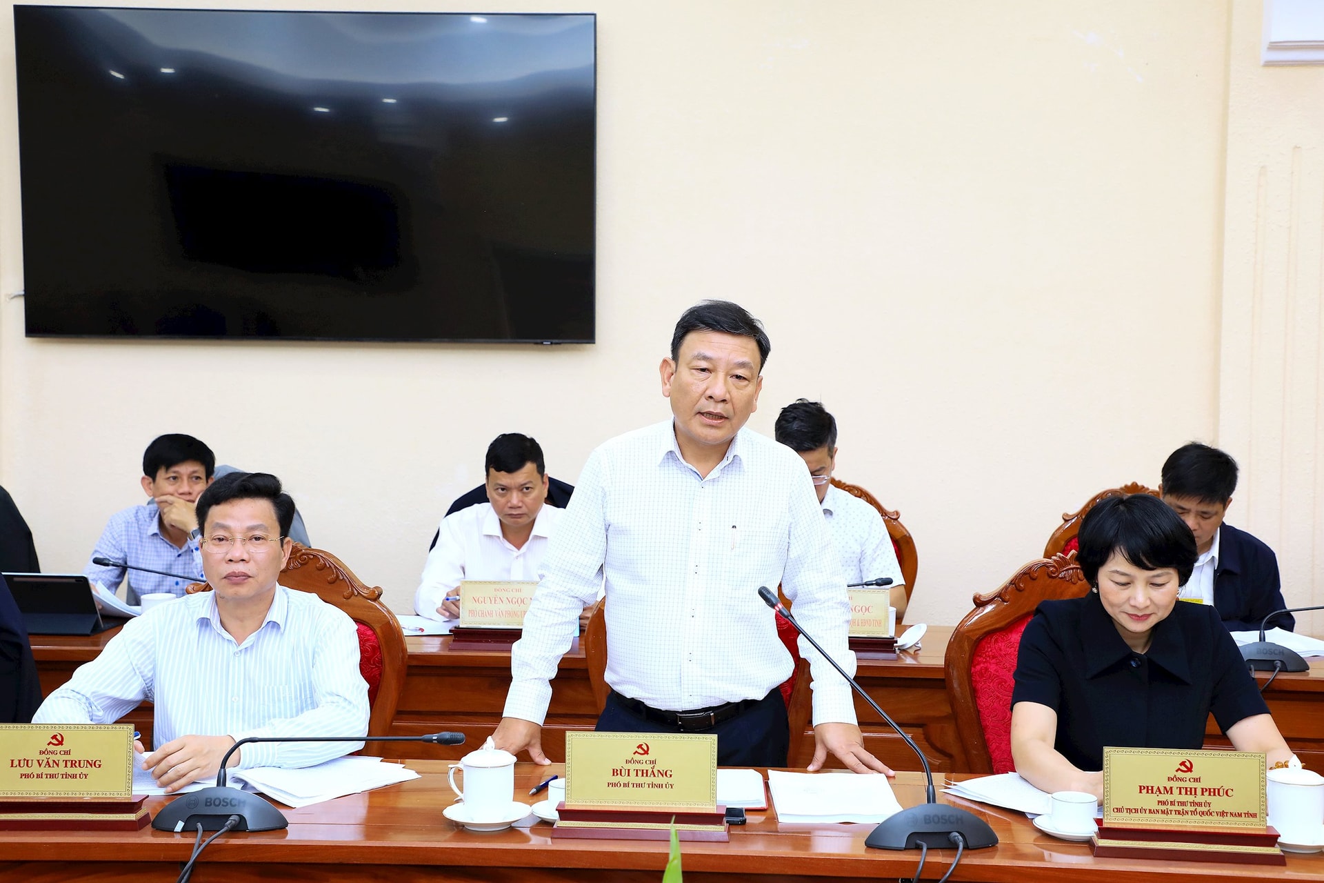 7 Phó Bí thư Tỉnh ủy Bùi Thắng góp ý kiện toàn các tổ giúp việc xây dựng Dự thảo văn kiện và đề nghị bổ sung thêm lực lượng thống kê của tỉnh