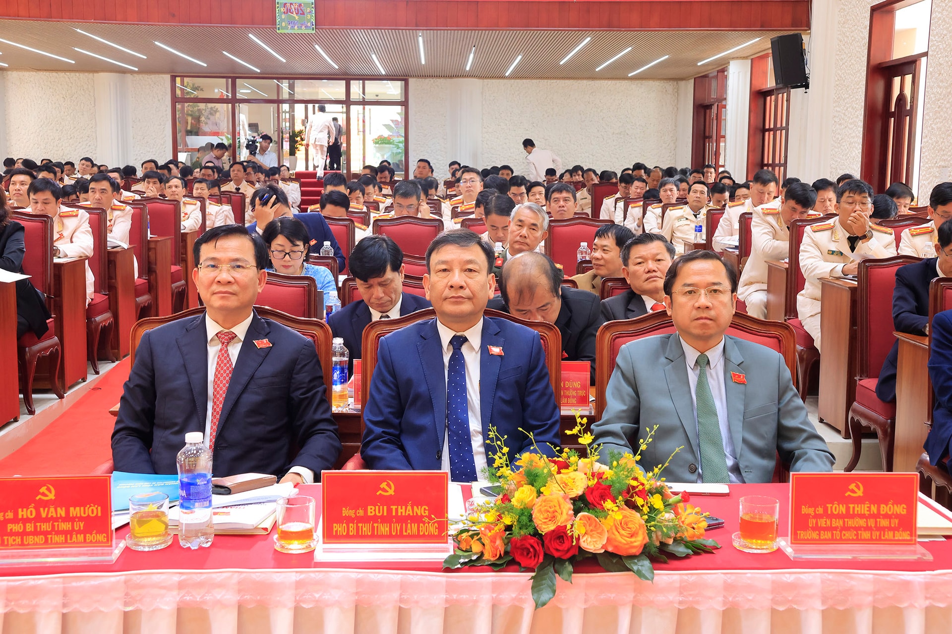 Các đồng chí: Hồ Văn Mười, Phó Bí thư Tỉnh ủy, Chủ tịch UBND tỉnh; Bùi Thắng, Phó Bí thư Tỉnh ủy; Tôn Thiện Đồng, Ủy viên Ban Thường vụ Tỉnh ủy, Trưởng Ban Tổ chức Tỉnh ủy dự Đại hội