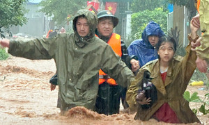 Nhà cửa bị cuốn trôi, 10 người thương vong do mưa lũ ở Sơn La, Điện Biên