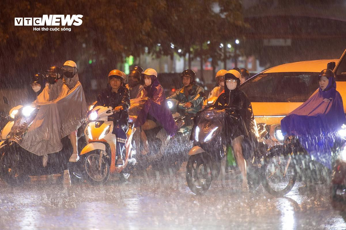 Hà Nội và loạt tỉnh thành miền Bắc mưa to kèm dông mạnh. (Ảnh minh hoạ: Viên Minh)