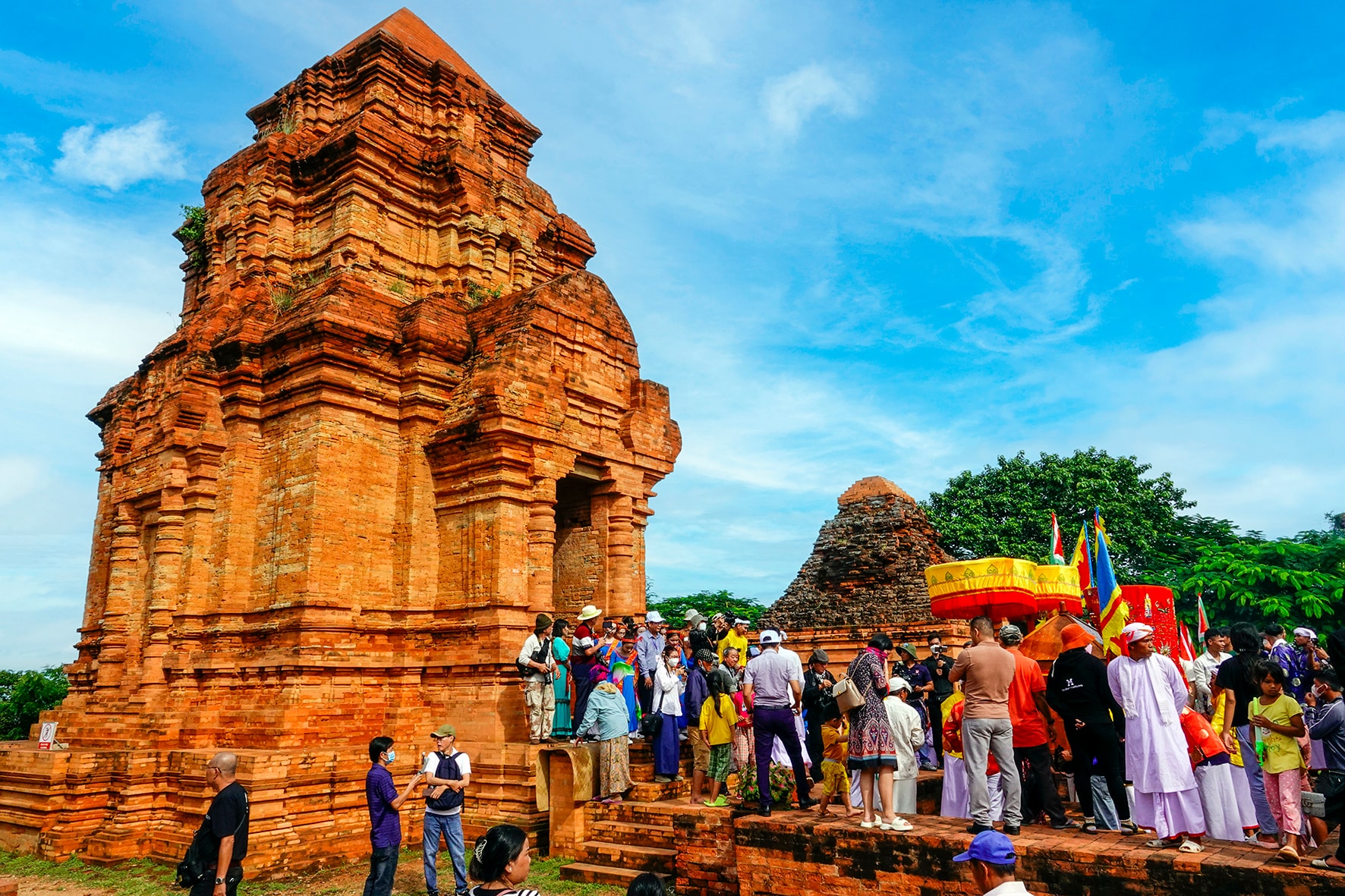 ភ្ញៀវទេសចរទៅទស្សនាអគារ Po Sah Inư Cham (រូបថតដោយ N. Lan) (1)