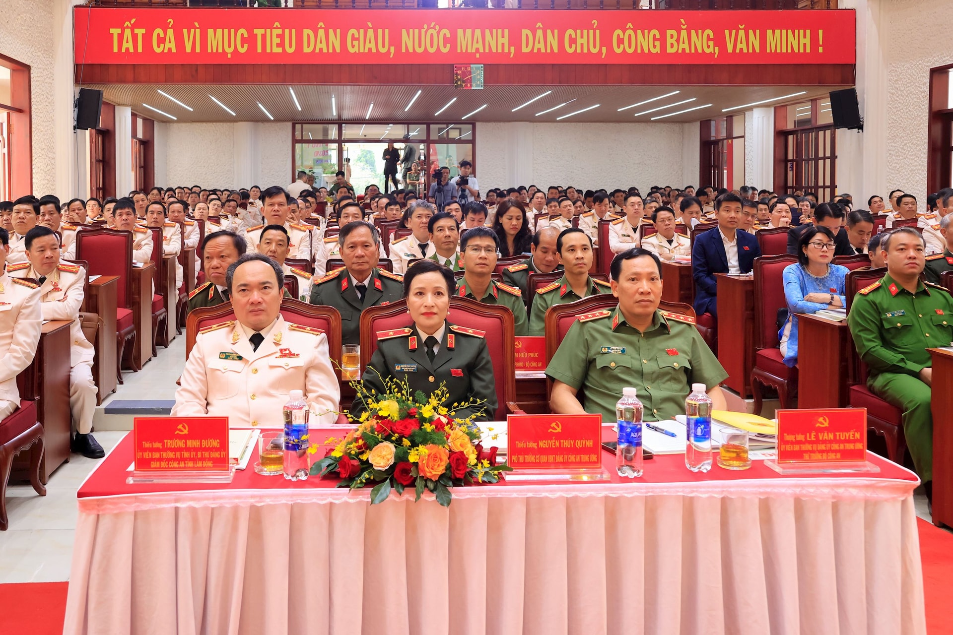 quang-canh-dai-hoi.jpg