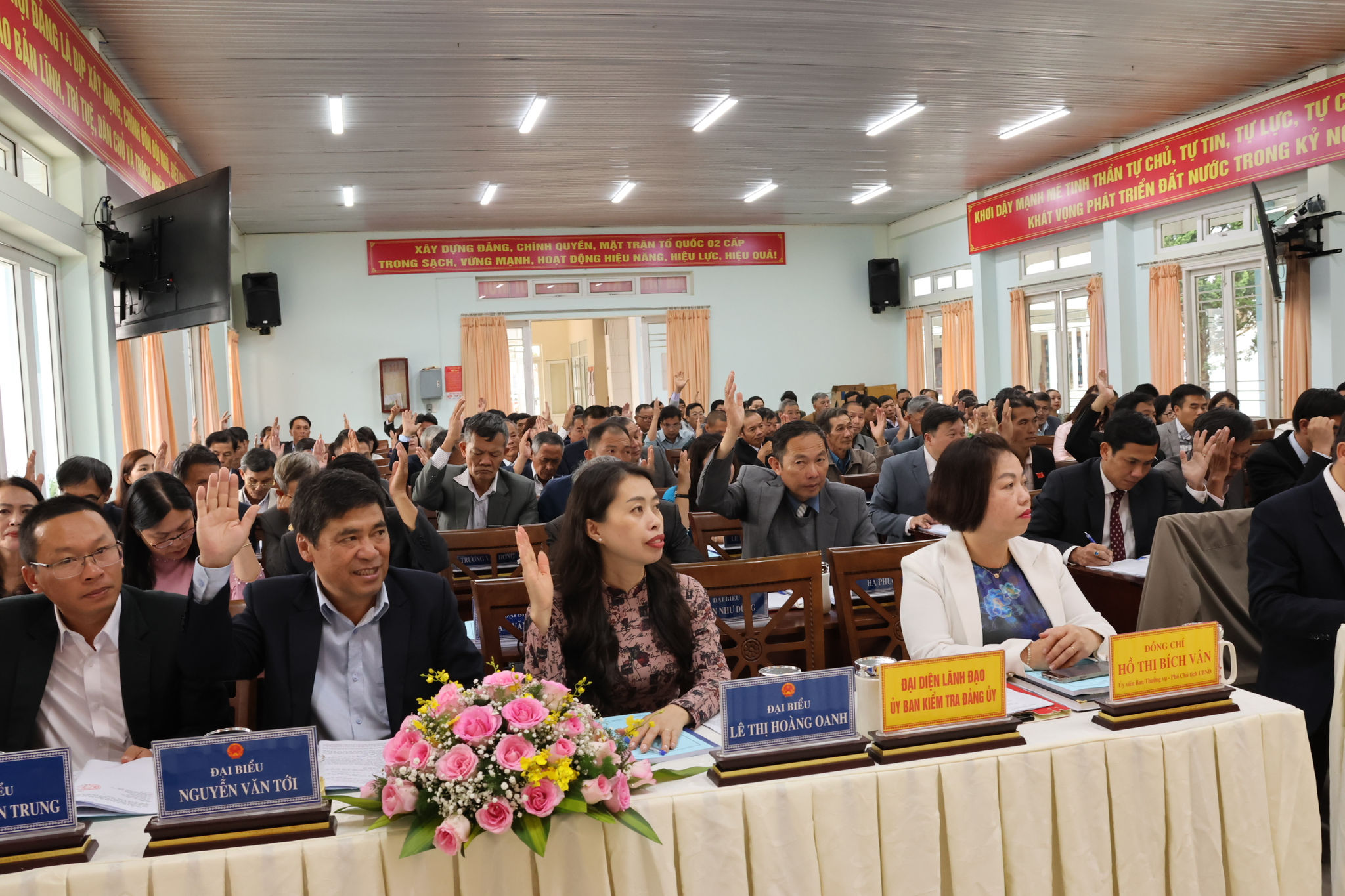 Đại biểu tham dự kỳ họp biểu quyết thống nhất thông qua các nghị quyết phát triển kinh tế - xã hội 5 tháng cuối năm