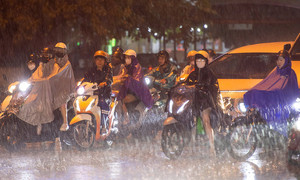 Hà Nội hứng mưa sau đợt nóng 40°C, chuyên gia cảnh báo dông mạnh kèm sấm sét