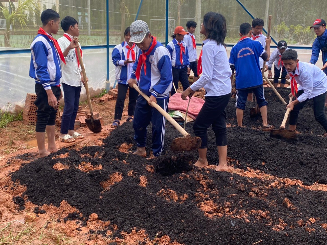 Học sinh Trường THCS Đưng K'Nớ tự tay cuốc đất, trồng rau hữa cơ, đảm bảo an toàn cho từng bữa ăn.