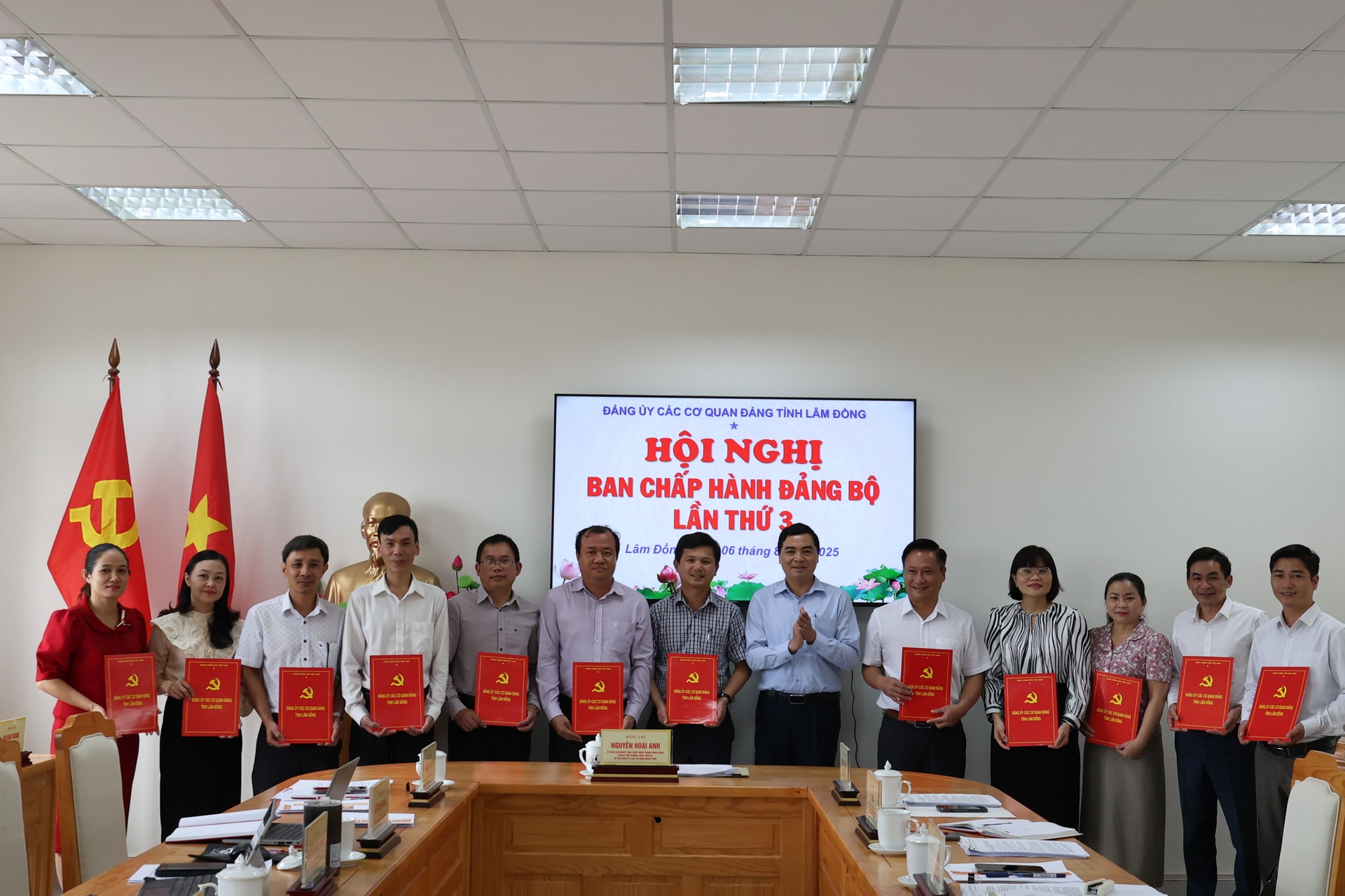 Phó Bí thư Thường trực Tỉnh ủy, Bí thư Đảng ủy các cơ quan Đảng tỉnh Nguyễn Hoài Anh trao quyết định của Ban Thường vụ Tỉnh ủy chỉ định bổ sung Ban chấp hành Đảng bộ các cơ quan Đảng tỉnh nhiệm kỳ 2025 - 2030