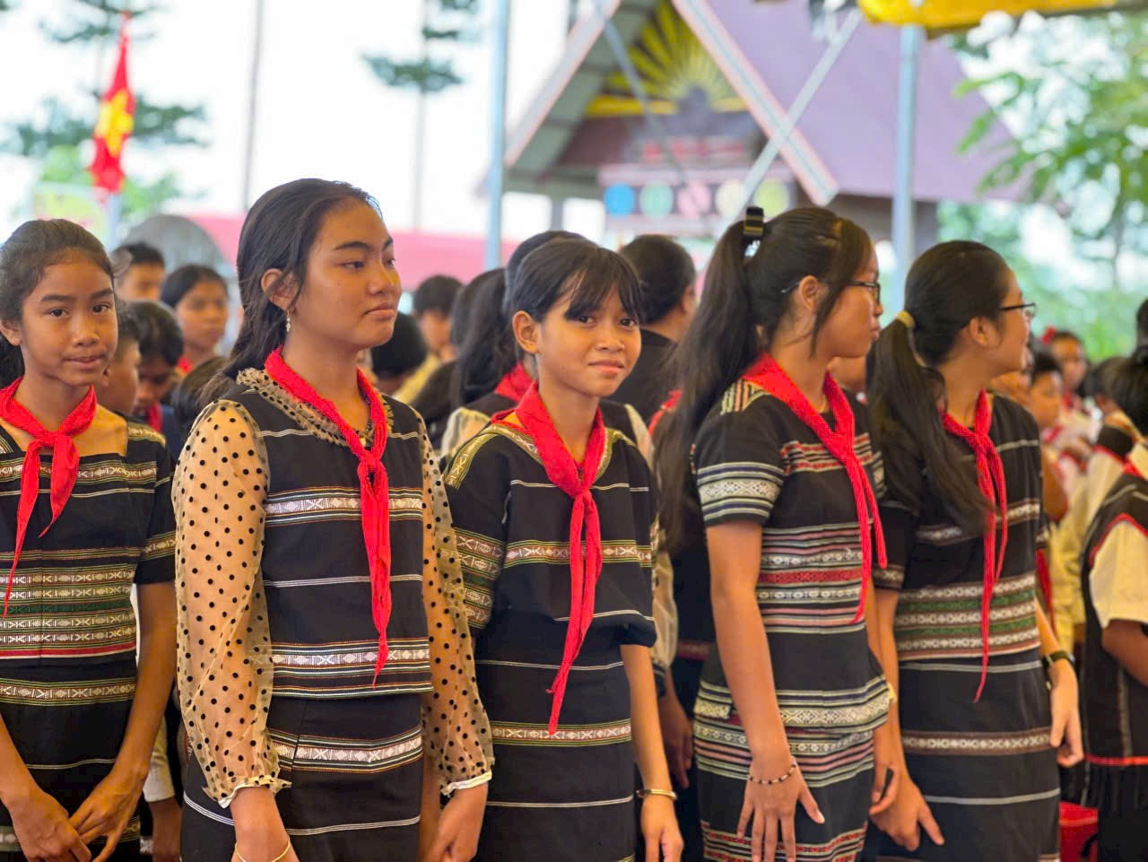Học sinh mặc trang phục truyền thống đến trường trong ngày đầu tuần